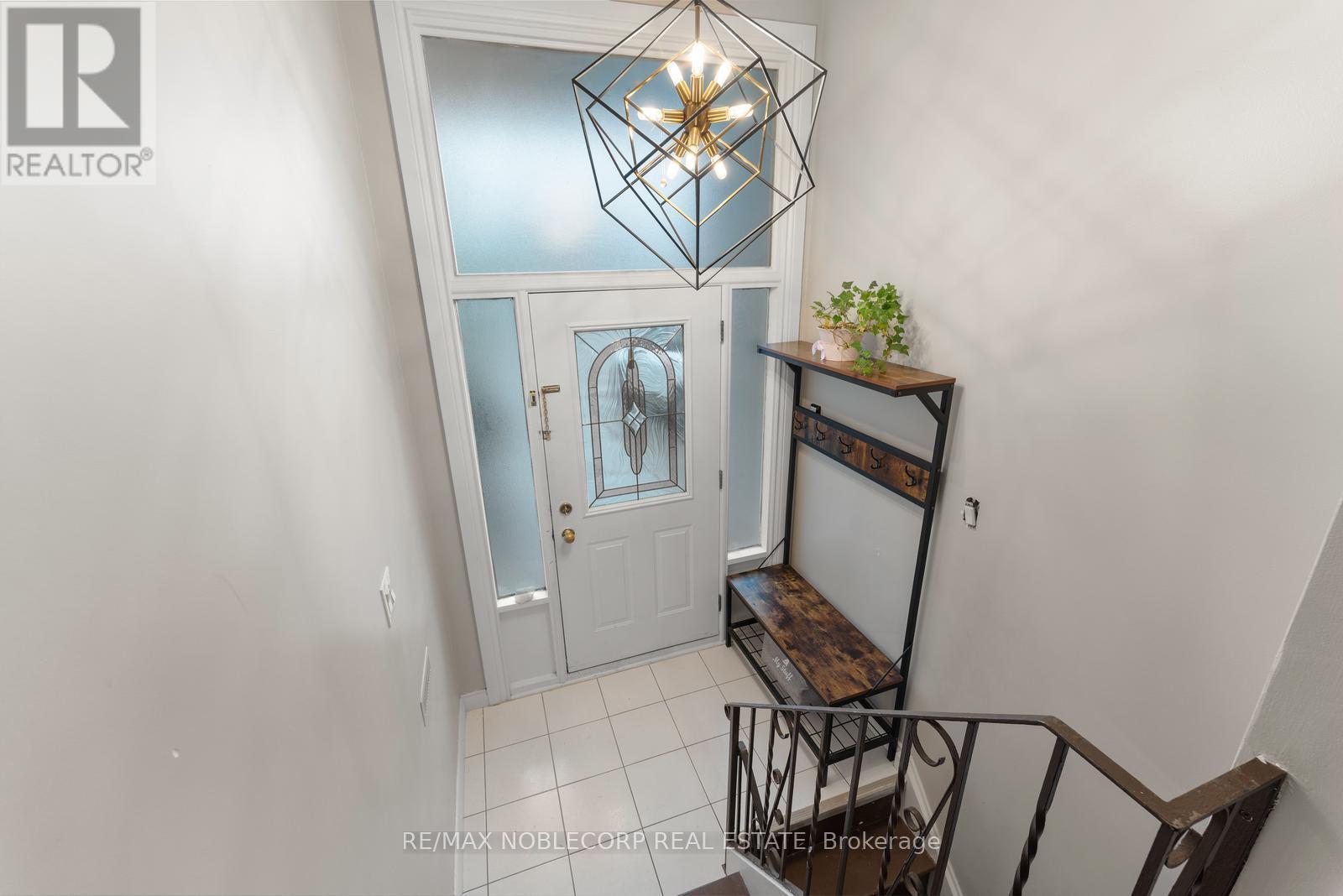 43 Railway Street, Vaughan (Maple), Ontario  L6A 1P7 - Photo 5 - N12397087