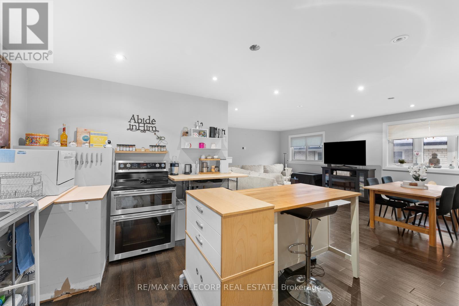 43 Railway Street, Vaughan (Maple), Ontario  L6A 1P7 - Photo 8 - N12397087