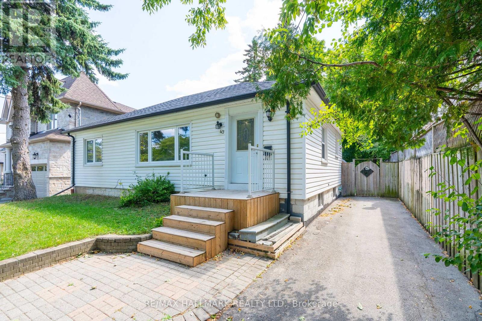 Property at 43 MEADOWVIEW AVENUE image 2