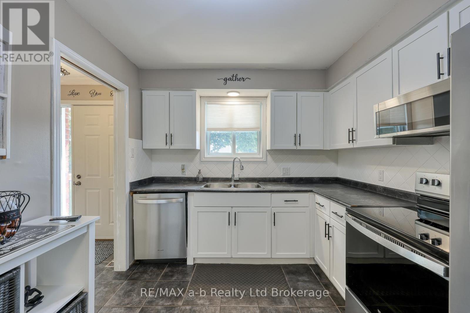 36 Portsmouth Road, London East, Ontario  N5V 4E2 - Photo 10 - X12397129