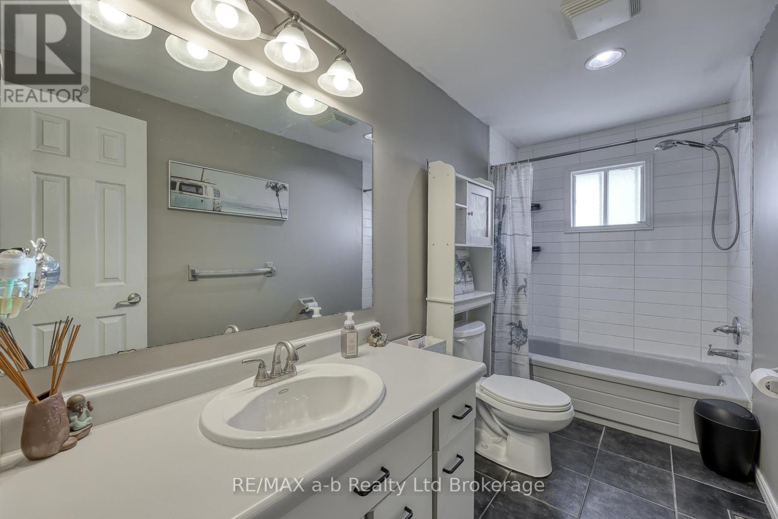 36 Portsmouth Road, London East, Ontario  N5V 4E2 - Photo 18 - X12397129
