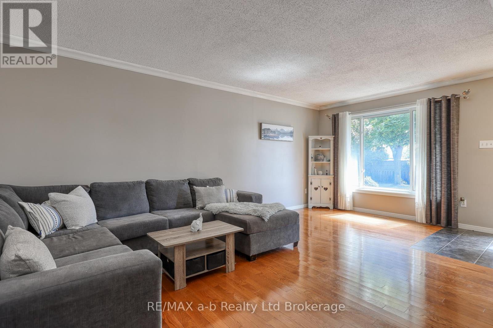 36 Portsmouth Road, London East, Ontario  N5V 4E2 - Photo 5 - X12397129