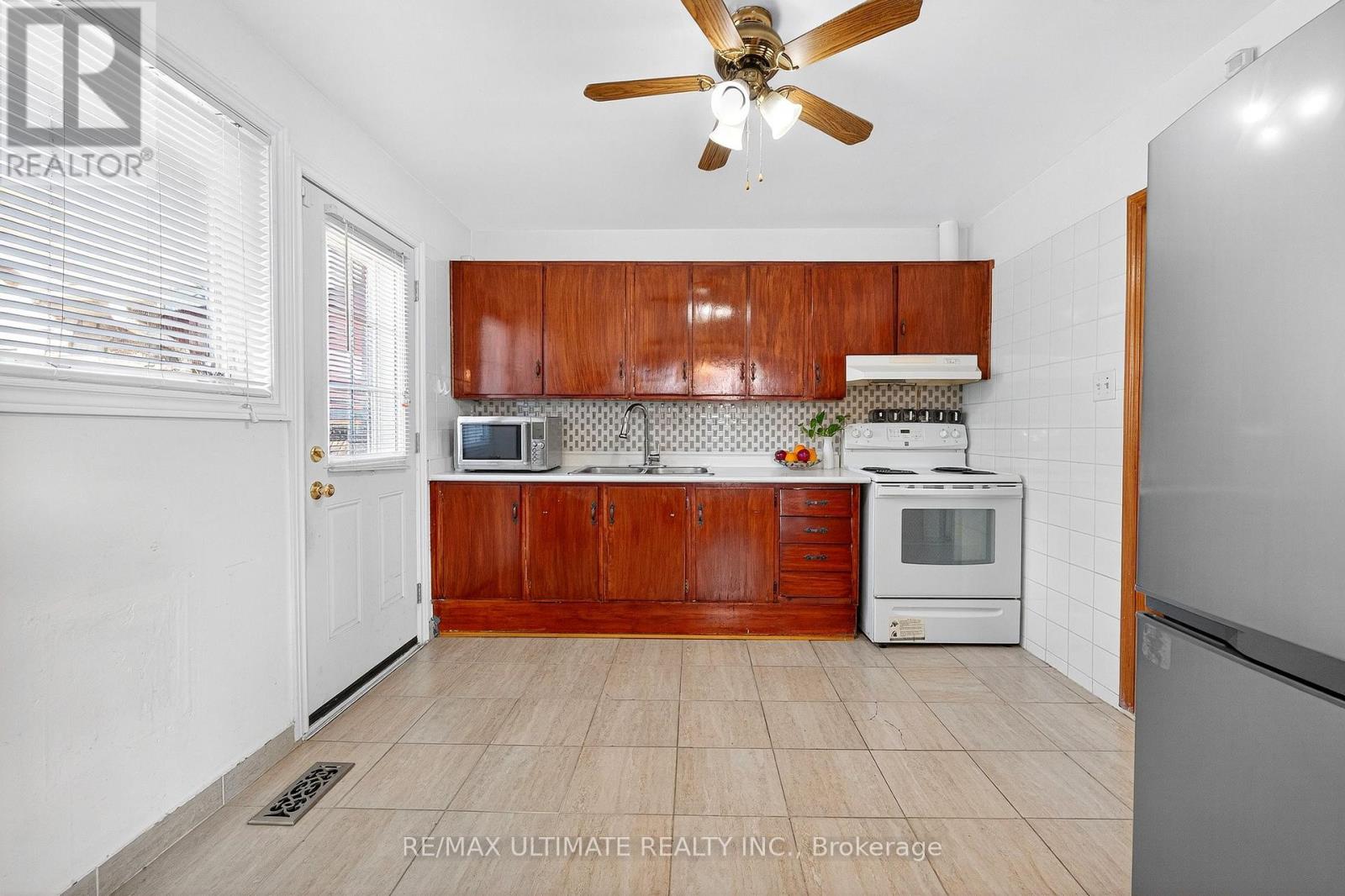 18 Courtwright Road, Toronto, Ontario  M9C 4B4 - Photo 13 - W12396976