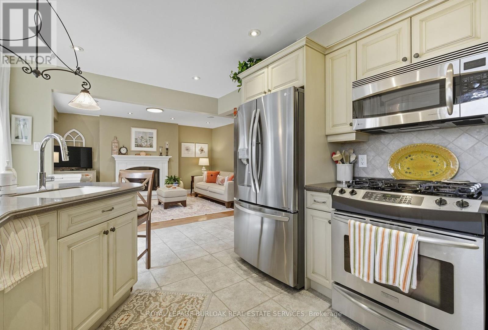 1580 Woodeden Drive, Mississauga, Ontario  L5H 3S5 - Photo 7 - W12397048