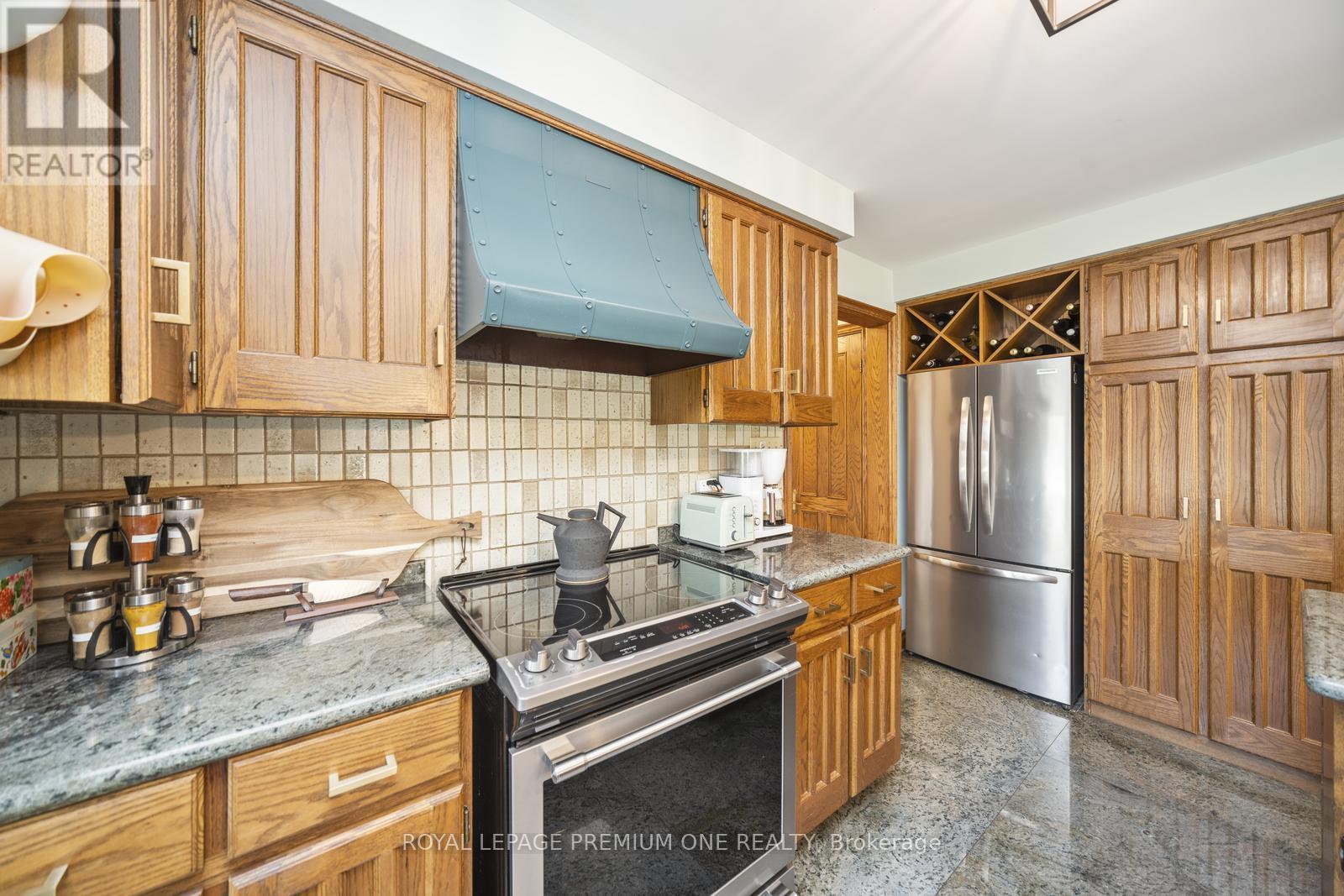 8 Beamish Court, Brampton, Ontario  L6P 0X8 - Photo 14 - W12397091