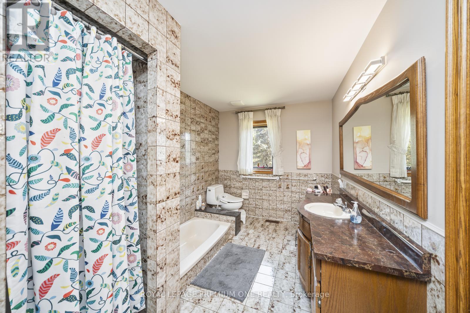 8 Beamish Court, Brampton, Ontario  L6P 0X8 - Photo 23 - W12397091
