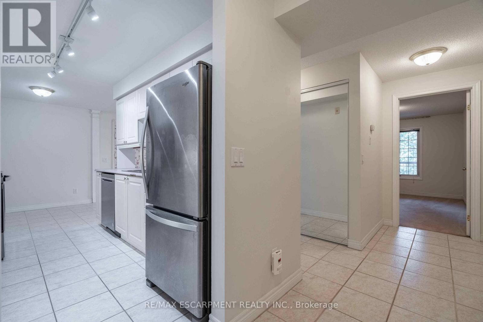 207 - 980 Golf Links Road, Hamilton, Ontario  L9K 1J8 - Photo 5 - X12397040