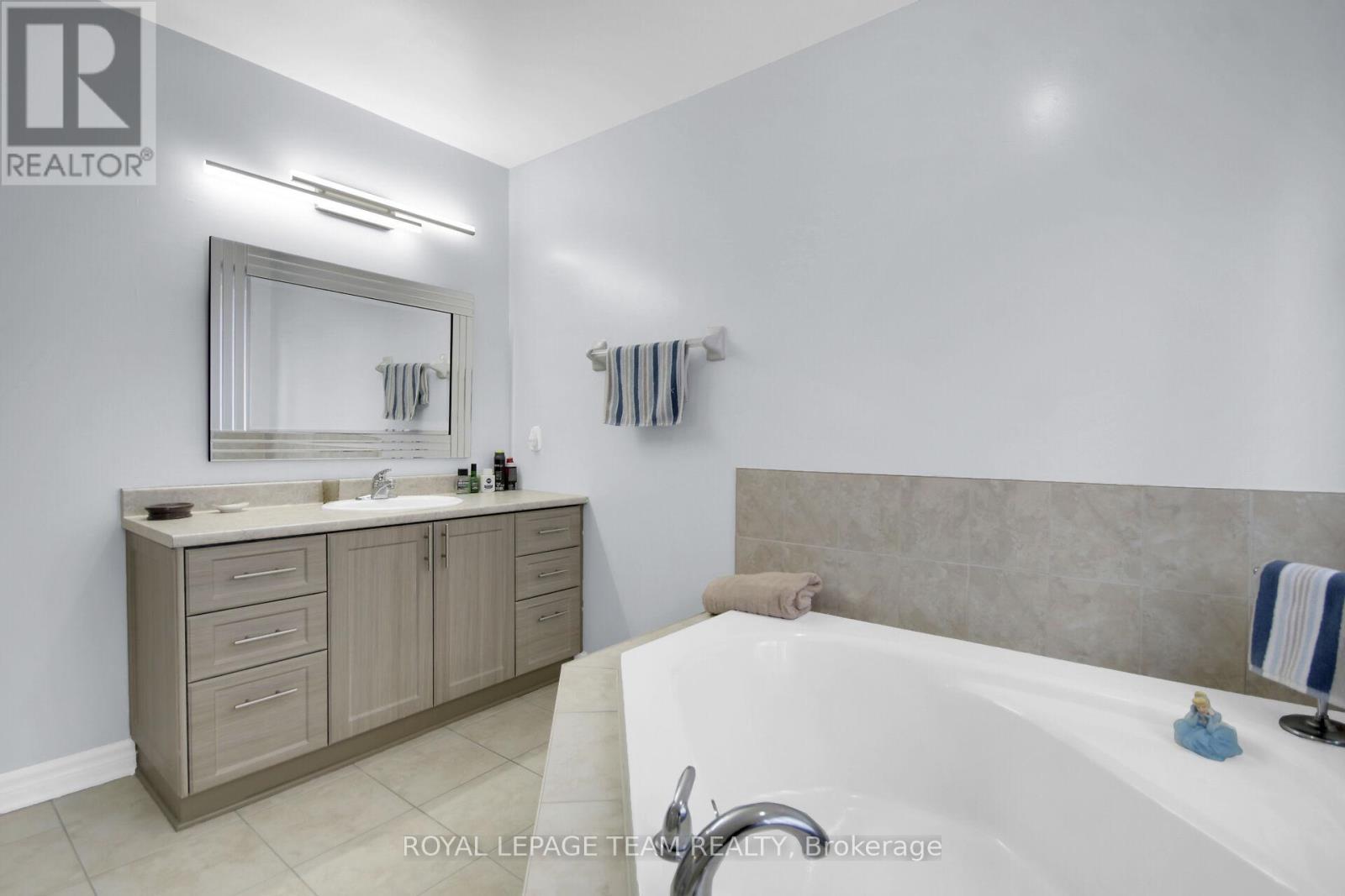 1024 Northgraves Crescent, Ottawa, Ontario  K2M 0C8 - Photo 26 - X12397341