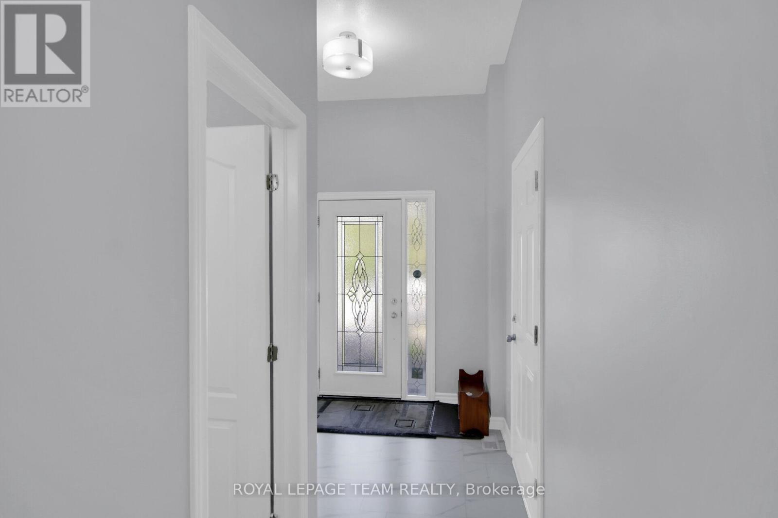 1024 Northgraves Crescent, Ottawa, Ontario  K2M 0C8 - Photo 4 - X12397341