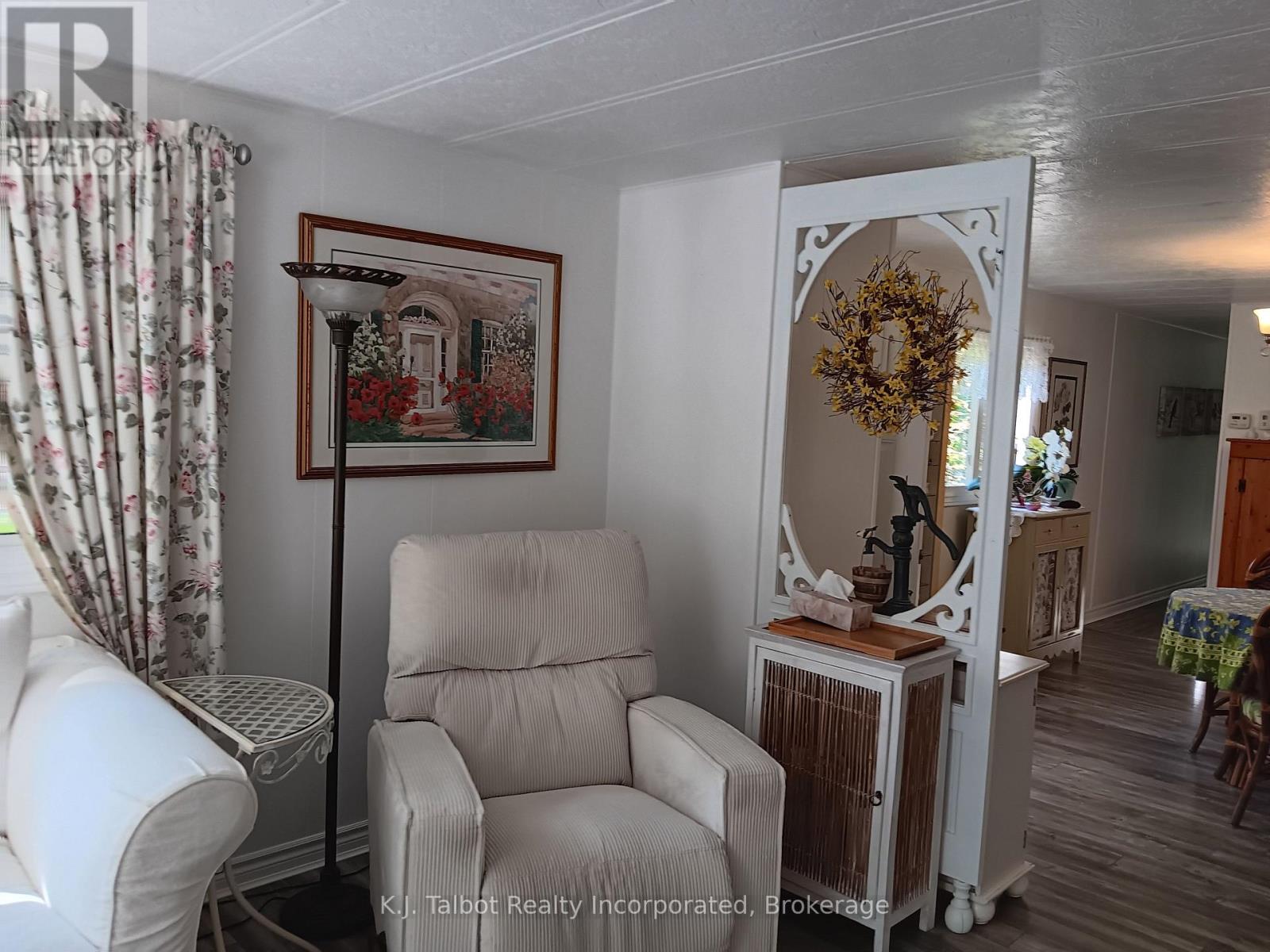 213 Chestnut Drive Drive S, Central Huron (Goderich), Ontario  N0M 1L0 - Photo 11 - X12397405