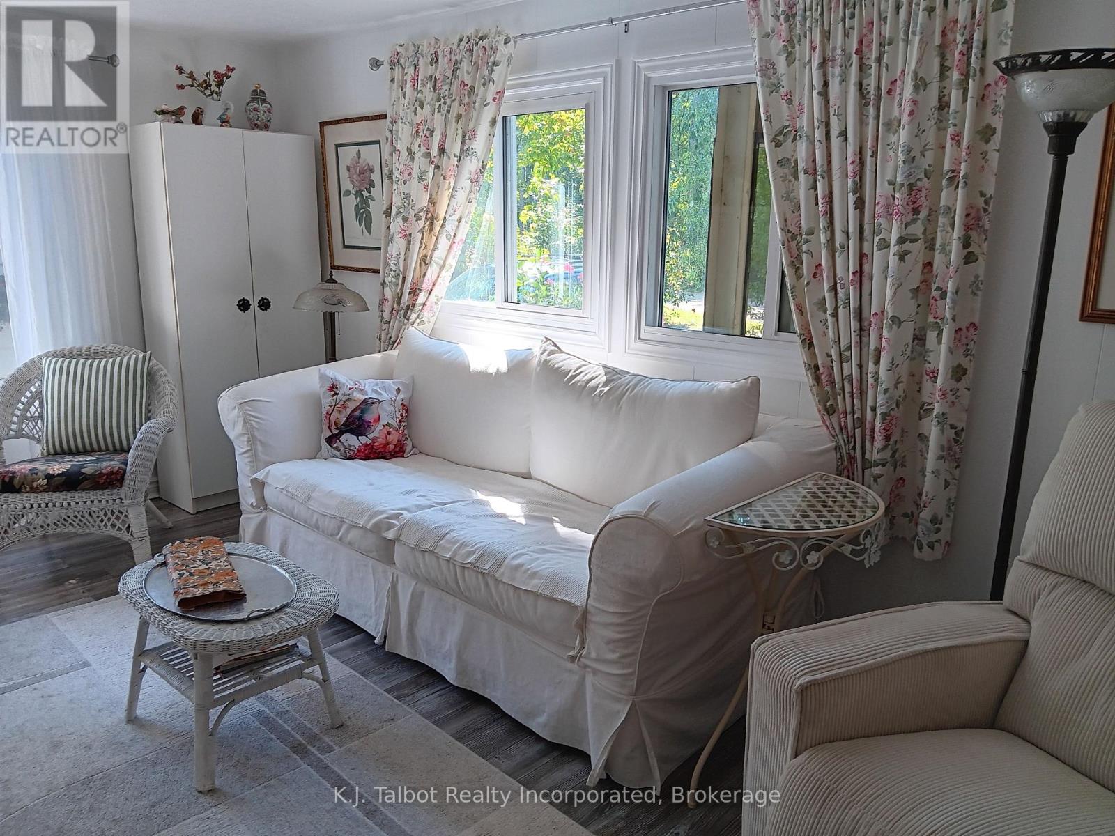 213 Chestnut Drive Drive S, Central Huron (Goderich), Ontario  N0M 1L0 - Photo 9 - X12397405