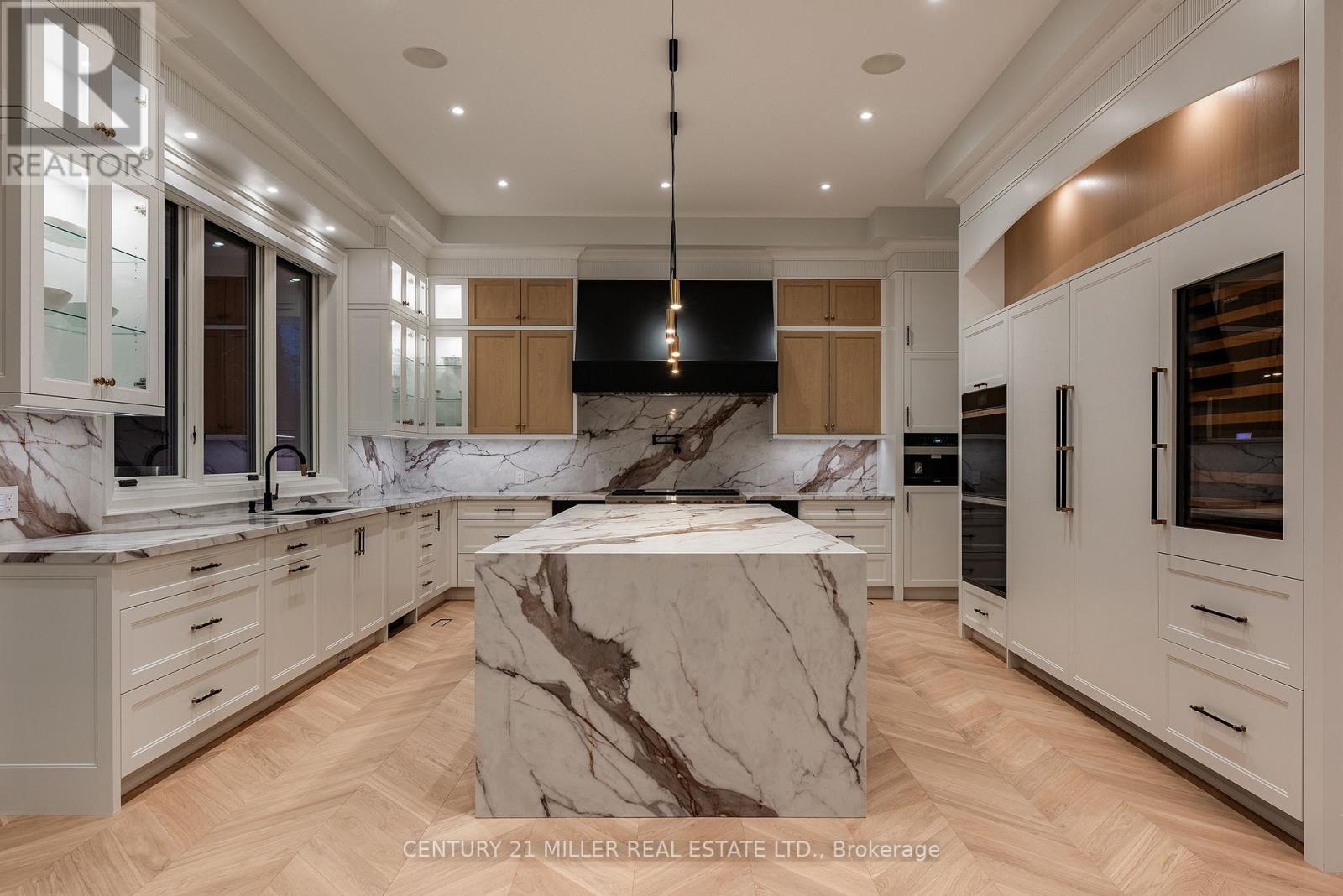 556 Fourth Line, Oakville, Ontario  L6L 5A7 - Photo 7 - W12339326