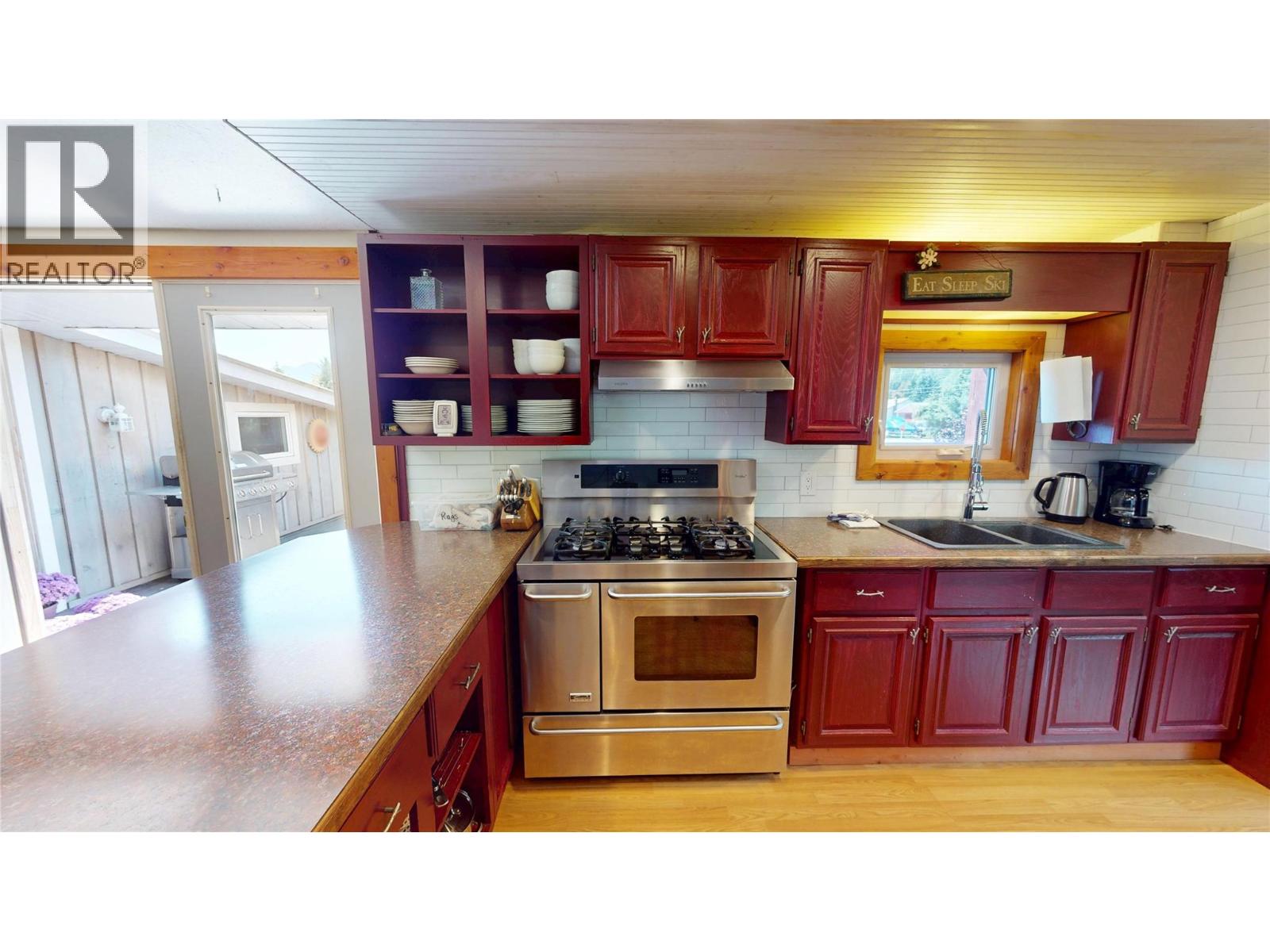 1142 10 Avenue, Fernie, British Columbia  V0B 1M0 - Photo 1 - 10359998