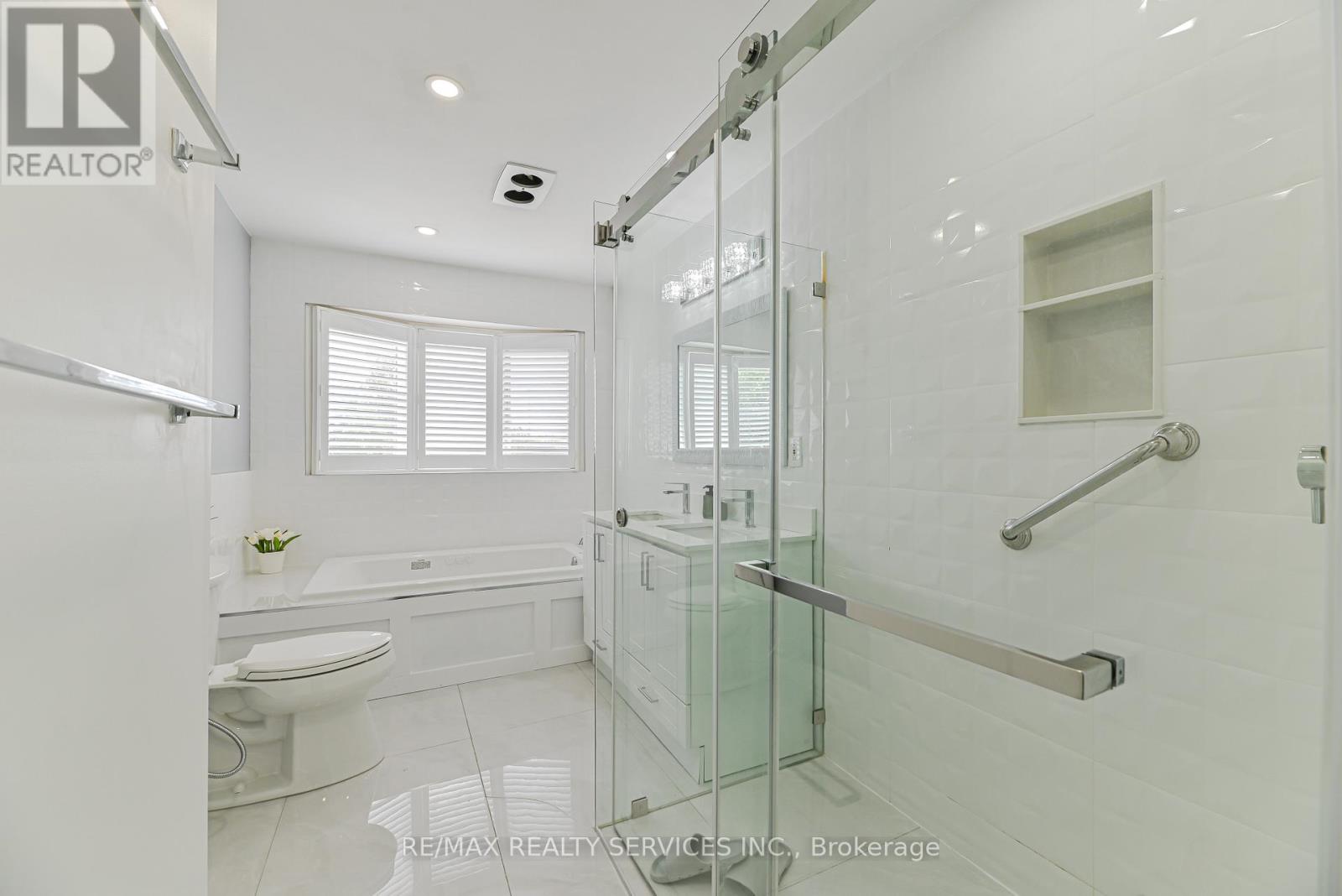 29 Leneck Avenue, Brampton (Northwood Park), Ontario  L6X 2A9 - Photo 21 - W12397113