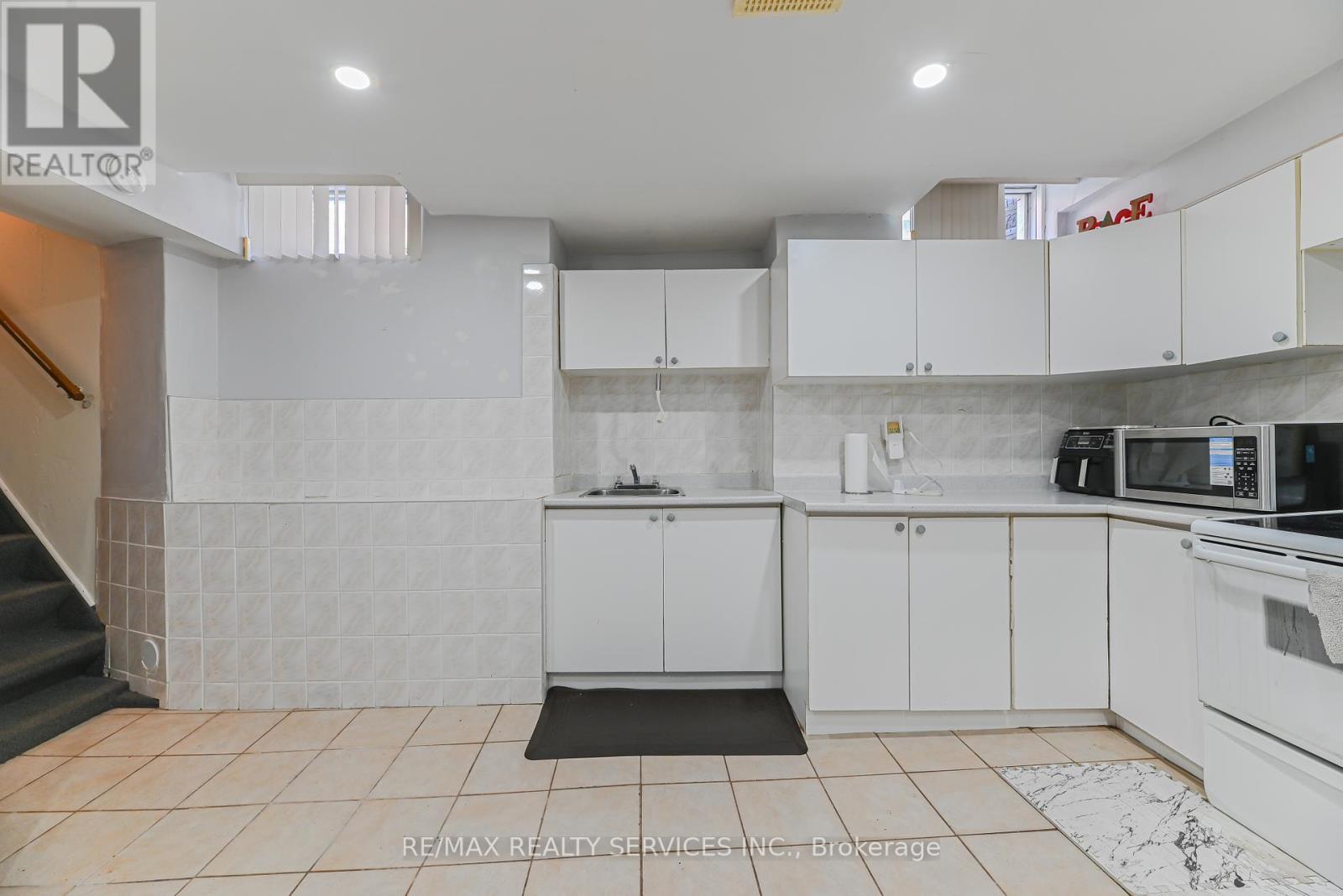 29 Leneck Avenue, Brampton (Northwood Park), Ontario  L6X 2A9 - Photo 27 - W12397113