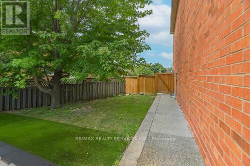 29 Leneck Avenue, Brampton (Northwood Park), Ontario  L6X 2A9 - Photo 49 - W12397113