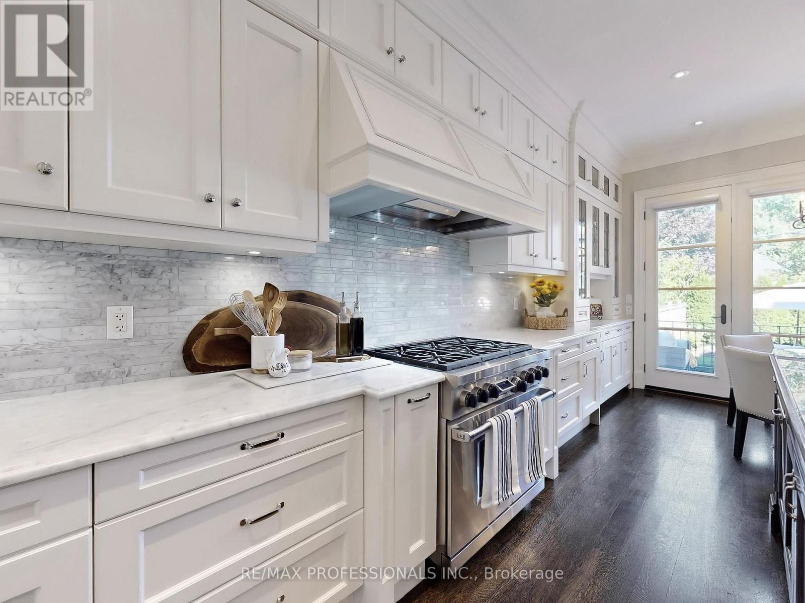 25 Humbervale Boulevard, Toronto, Ontario  M8Y 3P3 - Photo 11 - W12397132