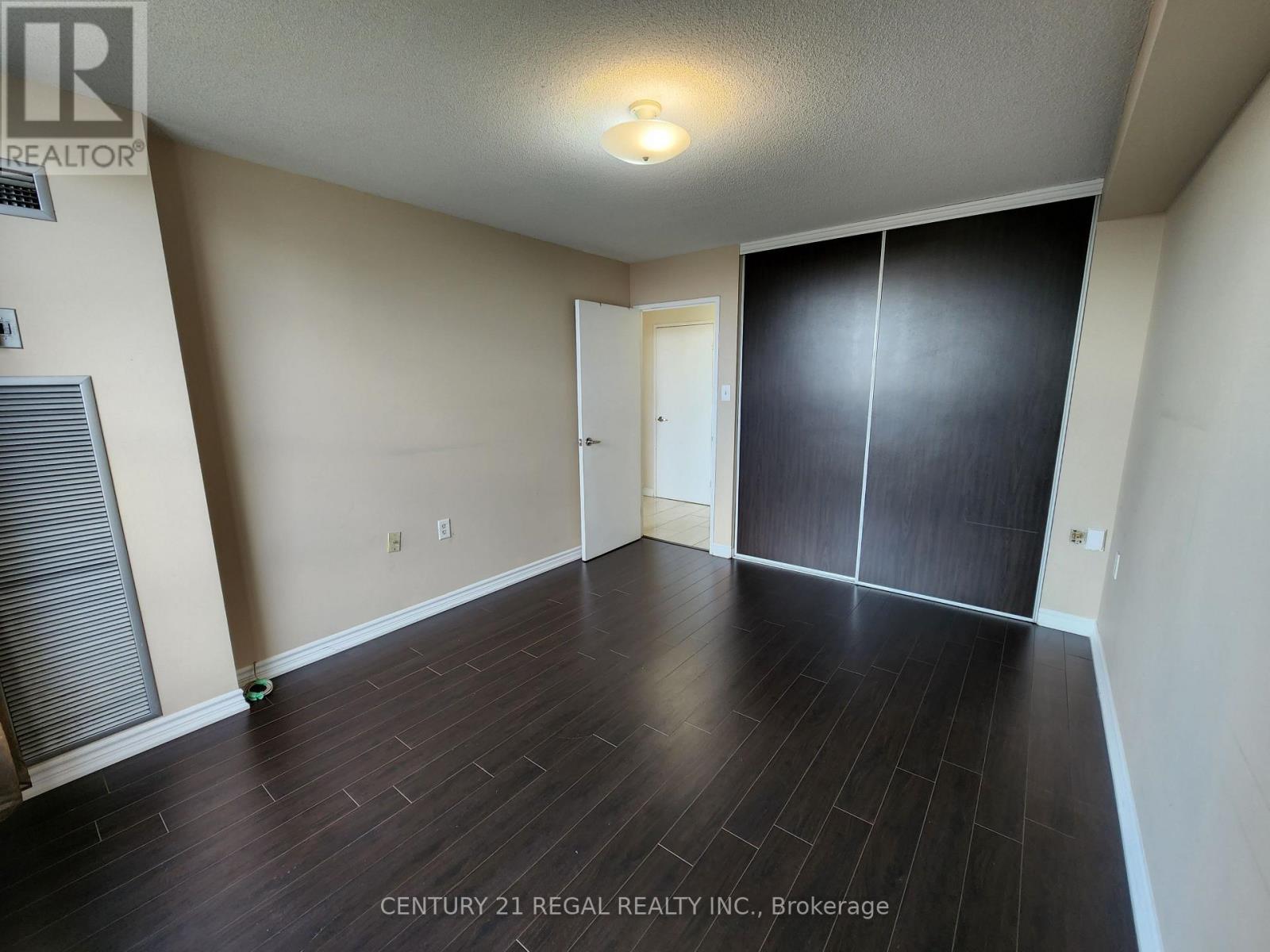 1510 - 18 Knightsbridge Road, Brampton, Ontario  L6T 3X5 - Photo 10 - W12397136