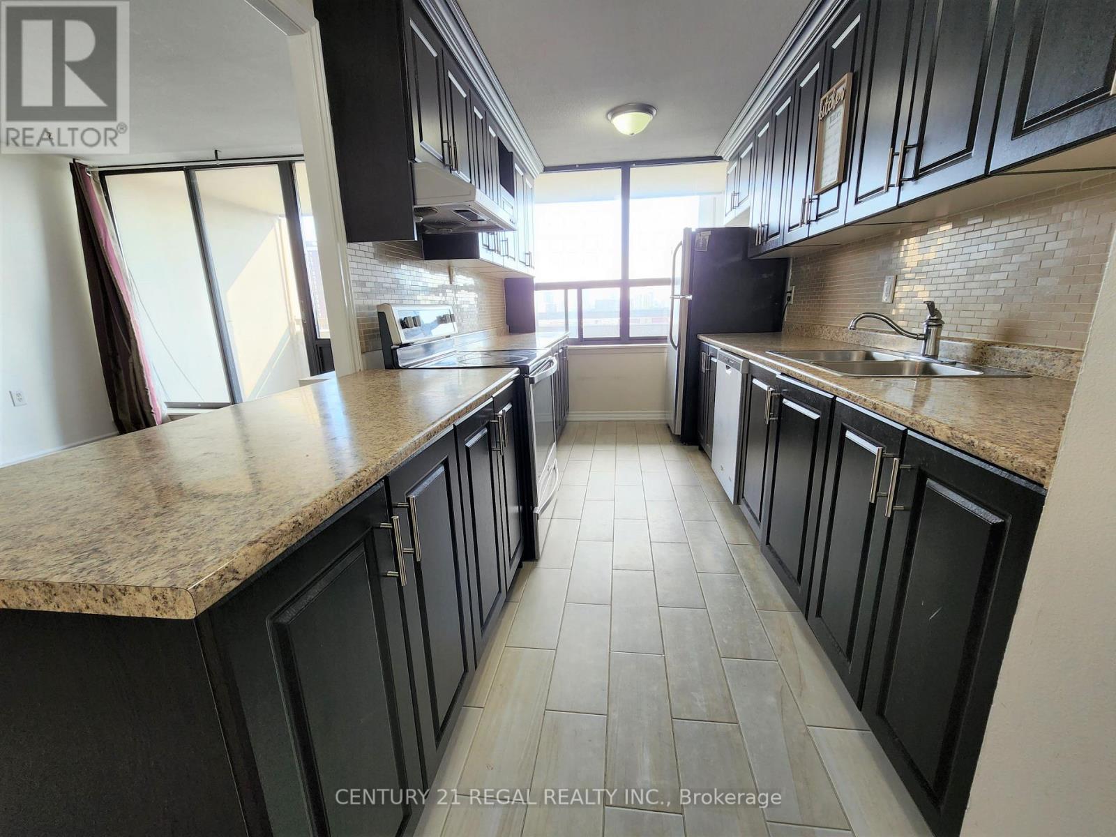 1510 - 18 Knightsbridge Road, Brampton, Ontario  L6T 3X5 - Photo 4 - W12397136