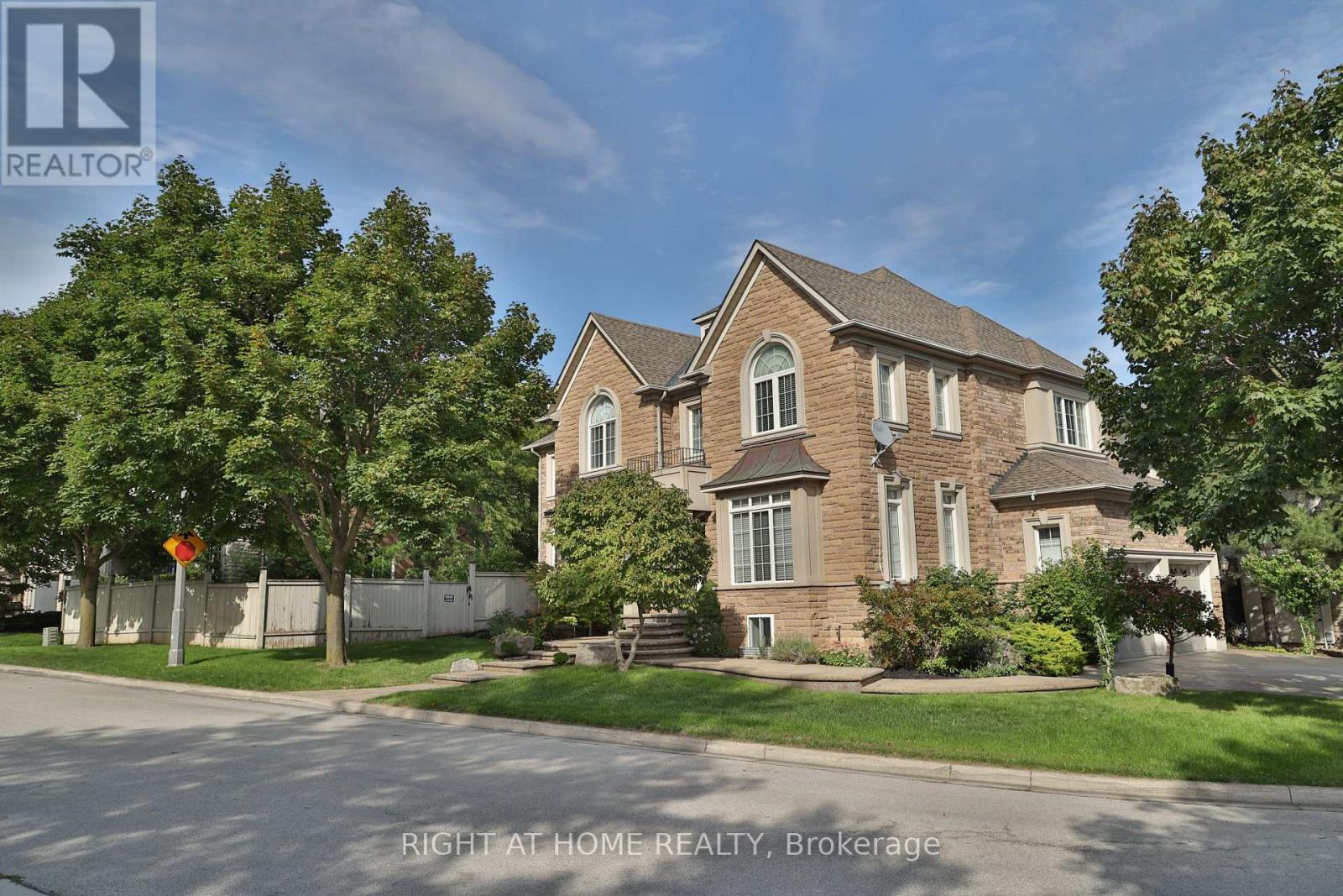 2435 Valley Forest Way, Oakville, Ontario  L6H 6W9 - Photo 3 - W12397259