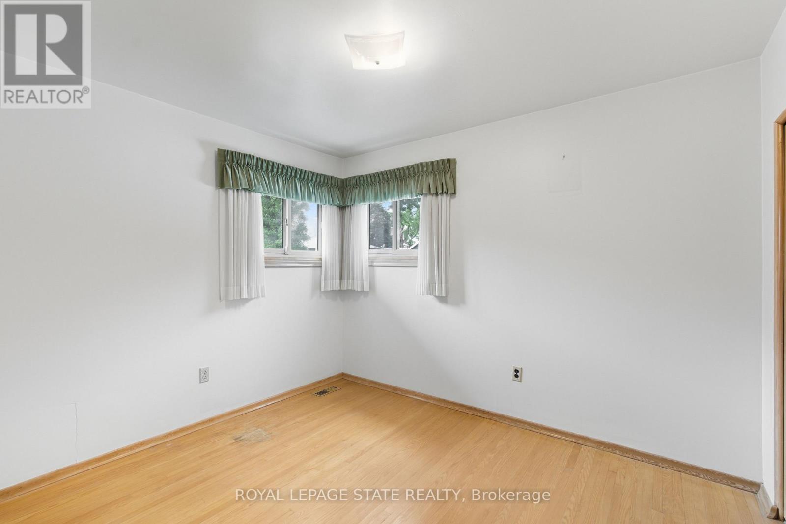 98 East 16th Street, Hamilton, Ontario  L9A 4J3 - Photo 22 - X12397211