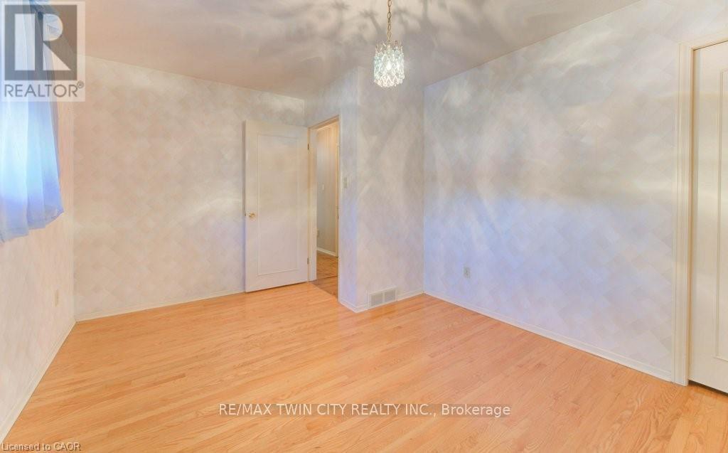 12 Old York Crescent, Kitchener, Ontario  N2B 3G3 - Photo 21 - X12397310