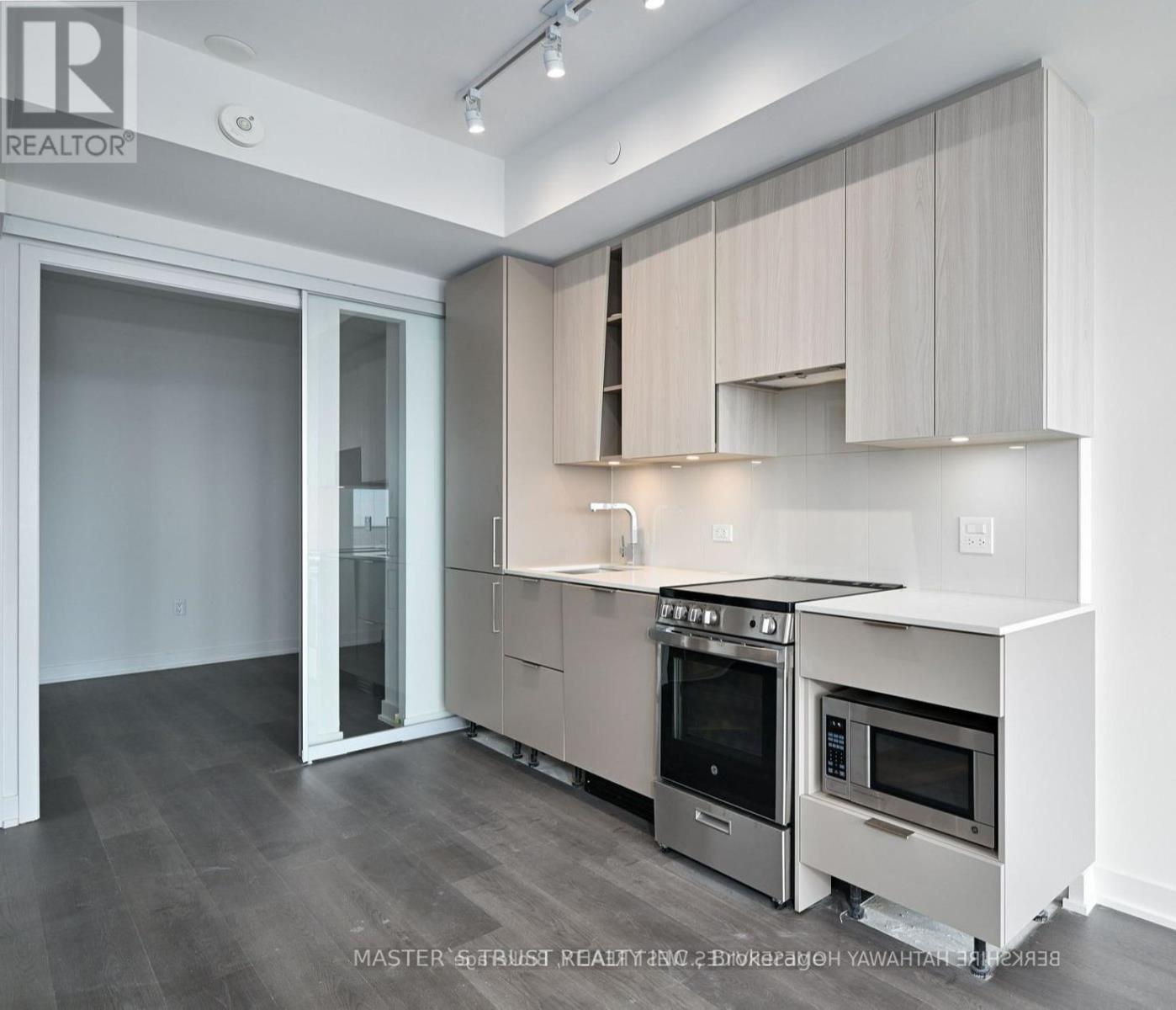 5207 - 3900 Confederation Parkway, Mississauga, Ontario  L5B 0M3 - Photo 12 - W12397272