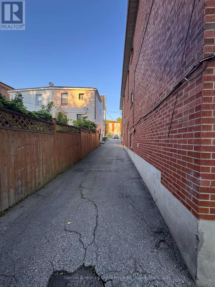 538 Caledonia Road, Toronto, Ontario  M6E 4V4 - Photo 11 - W12394806
