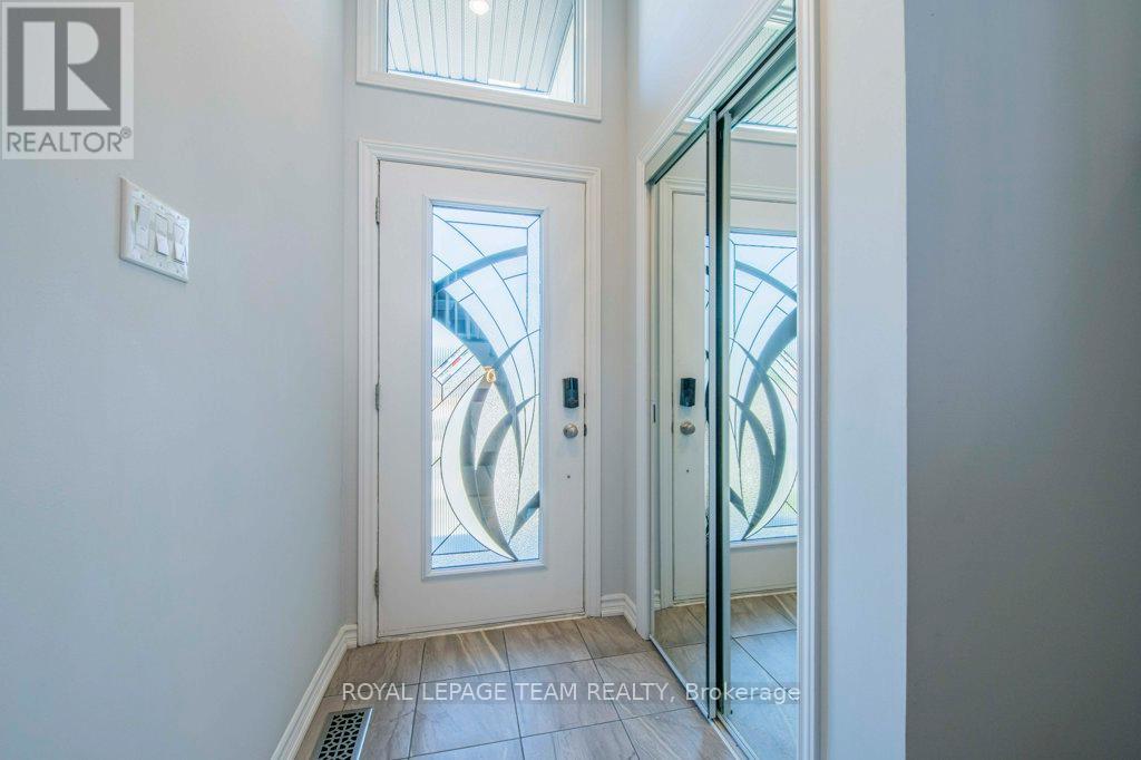 1448 Hemlock Road, Ottawa, Ontario  K1K 4Z8 - Photo 2 - X12397530