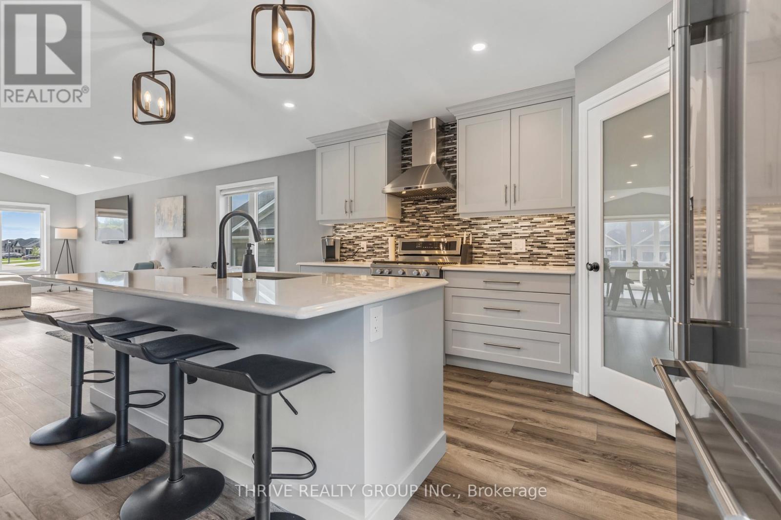 102 Phibbs Street, Lambton Shores, Ontario  N0N 1J0 - Photo 11 - X12397472