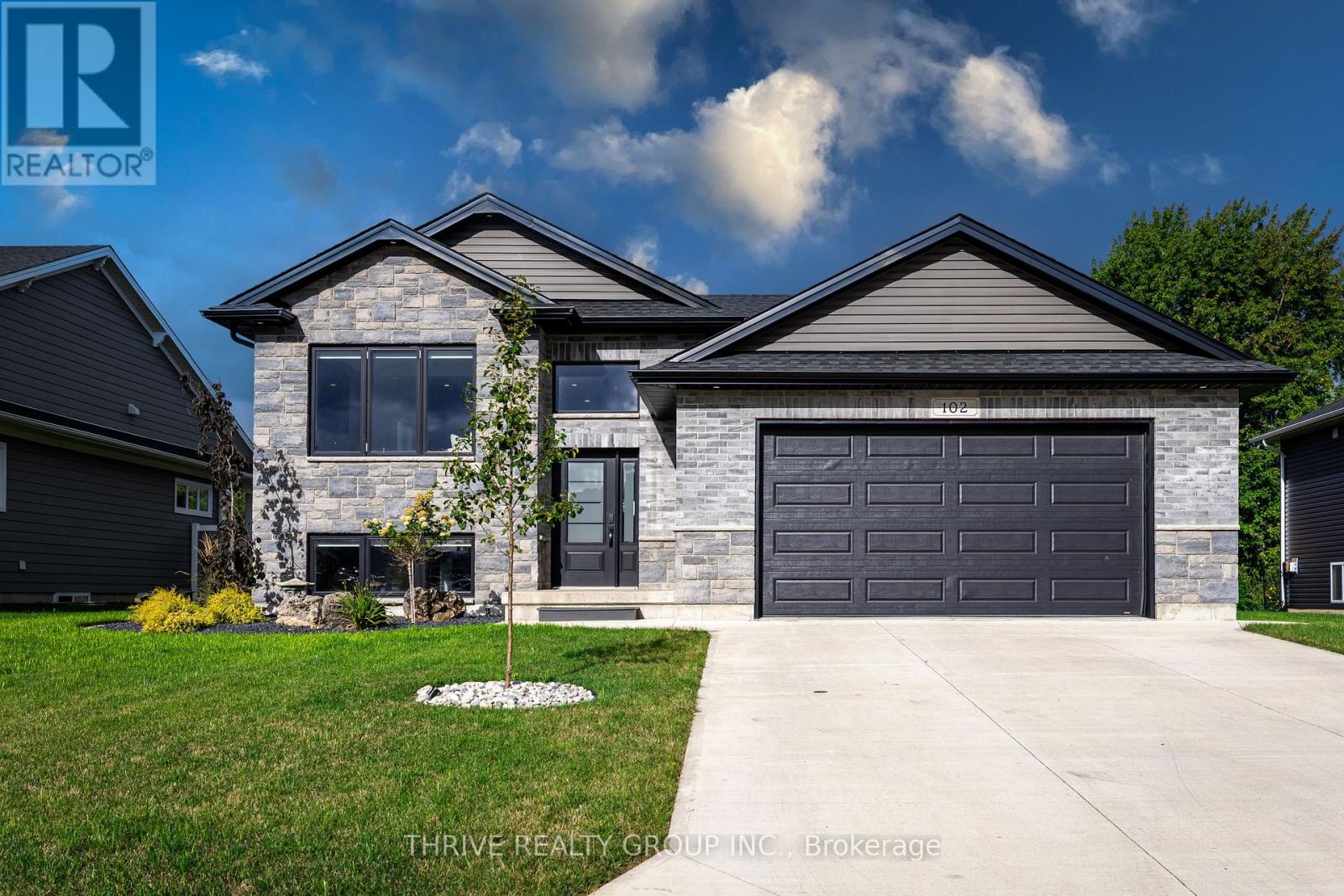 102 Phibbs Street, Lambton Shores, Ontario  N0N 1J0 - Photo 2 - X12397472