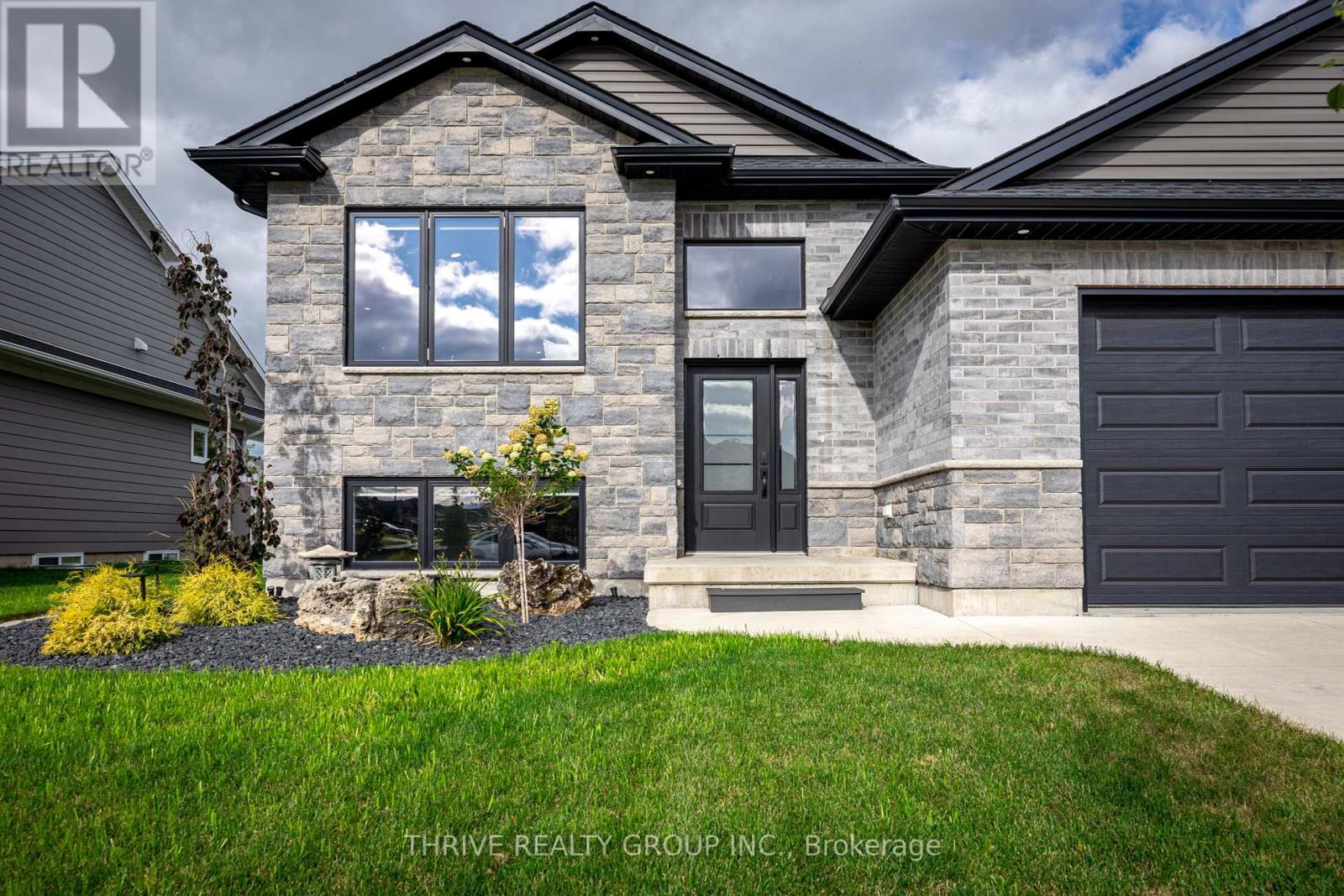 102 Phibbs Street, Lambton Shores, Ontario  N0N 1J0 - Photo 4 - X12397472