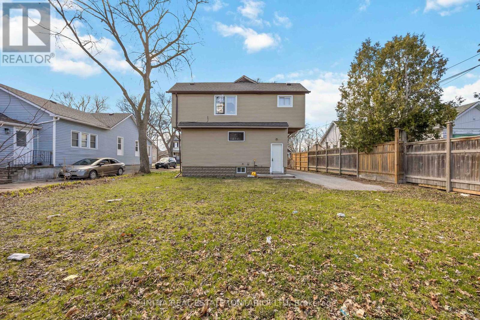 150 College Avenue N, Sarnia, Ontario  N7T 6B3 - Photo 4 - X12397535