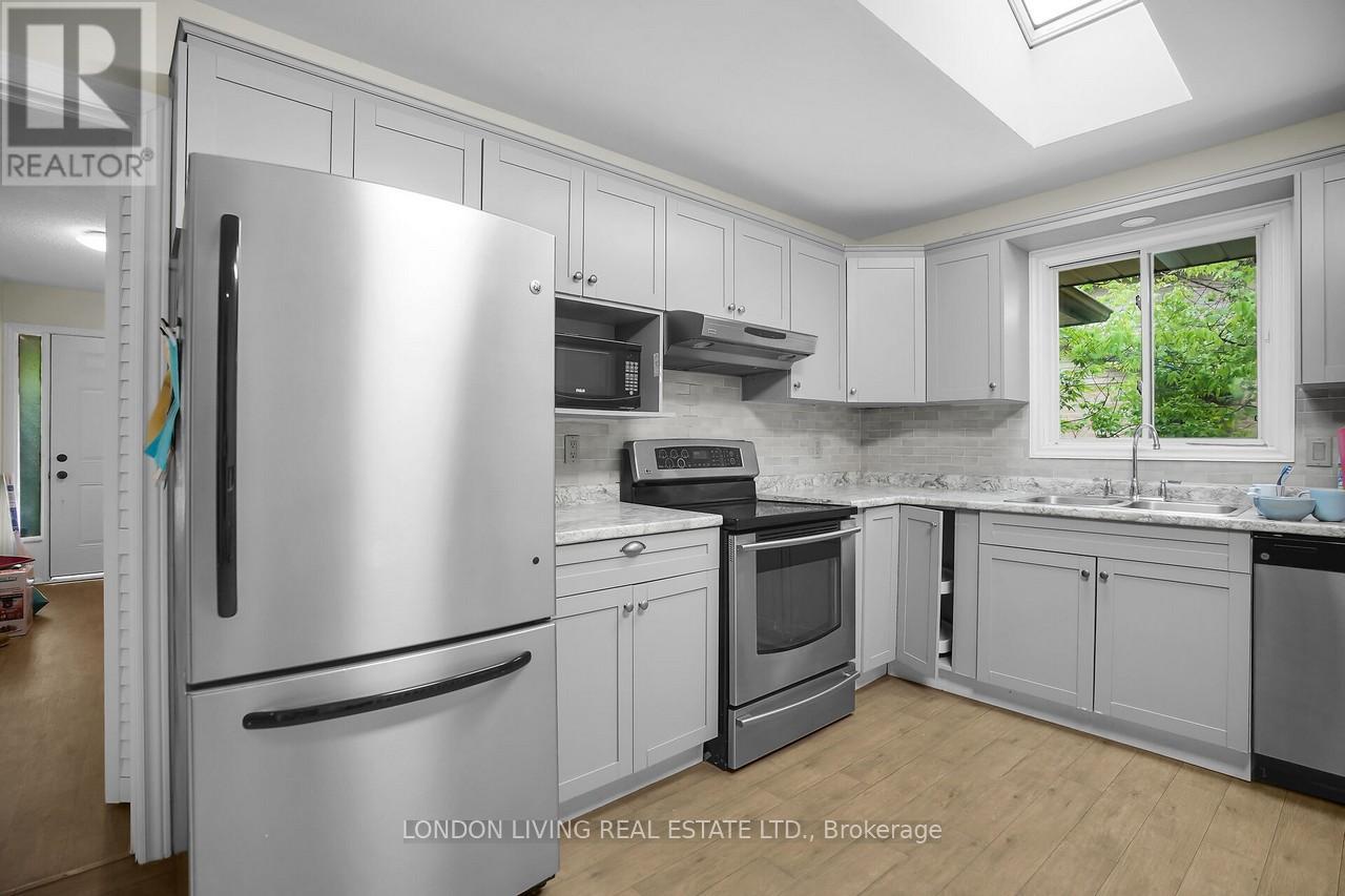 87 Essex Street, London North, Ontario  N6G 1B4 - Photo 4 - X12336621