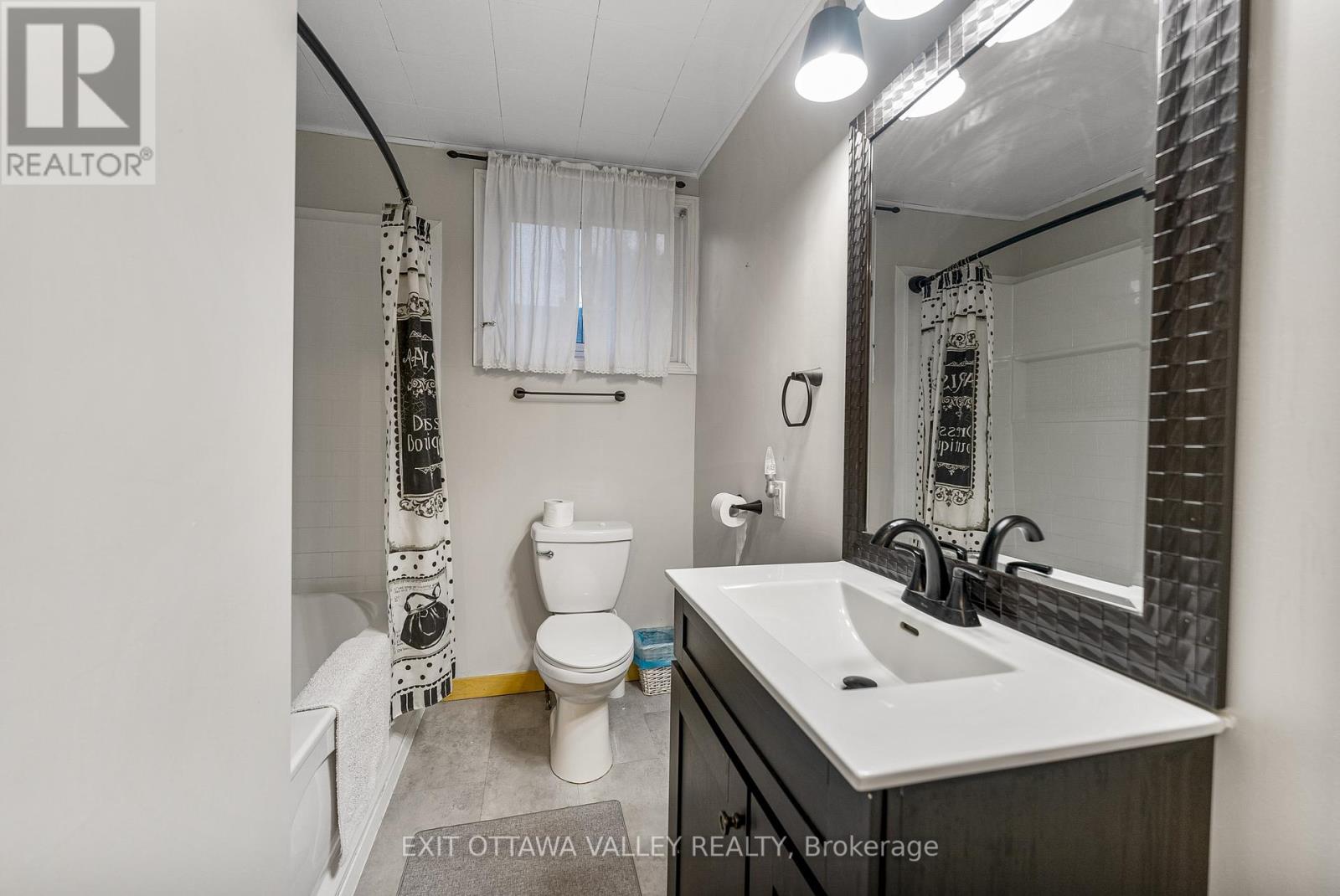 329 Third Avenue, Pembroke, Ontario  K8A 5G5 - Photo 13 - X12393541