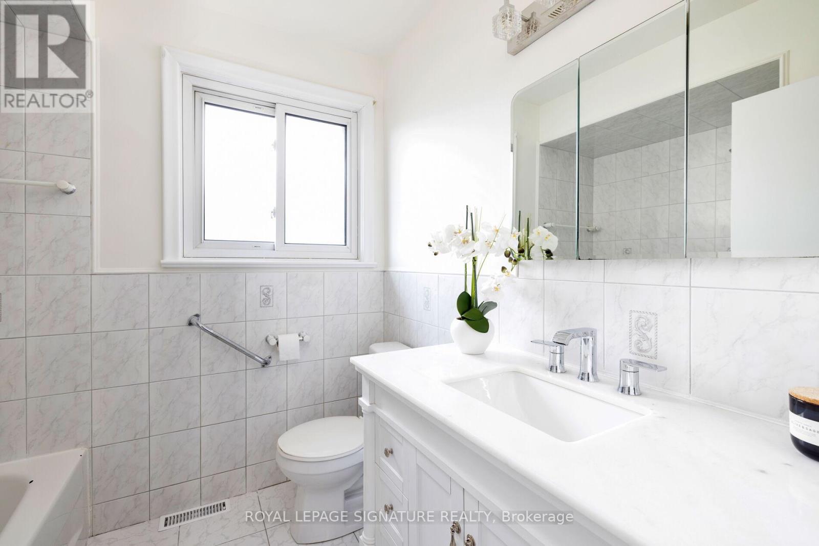 Main - 26 Paragon Road, Toronto, Ontario M9R 1J5 - Photo 10 - W12397350