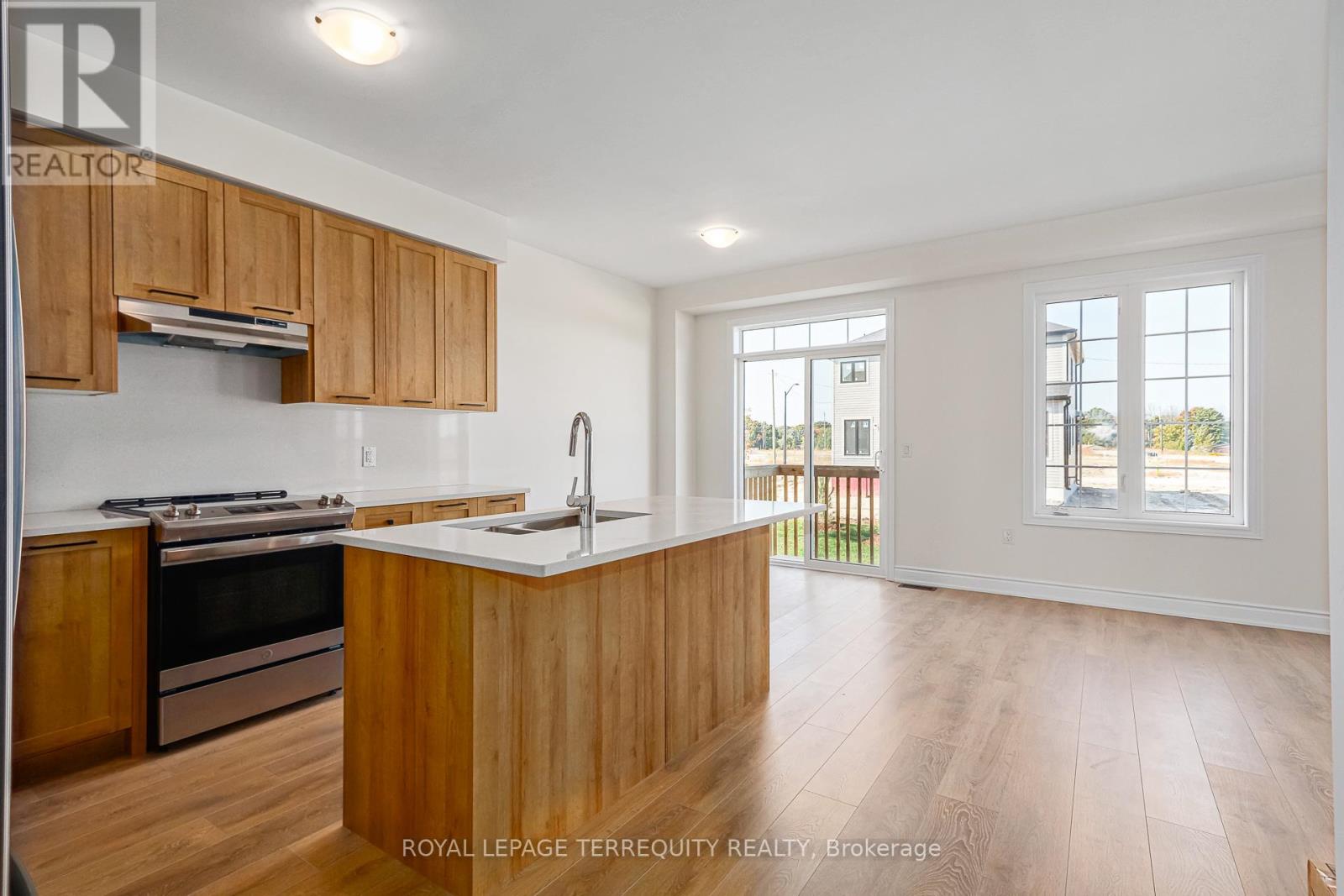 21 Mission Street, Wasaga Beach, Ontario  L0M 1S0 - Photo 5 - S12397566