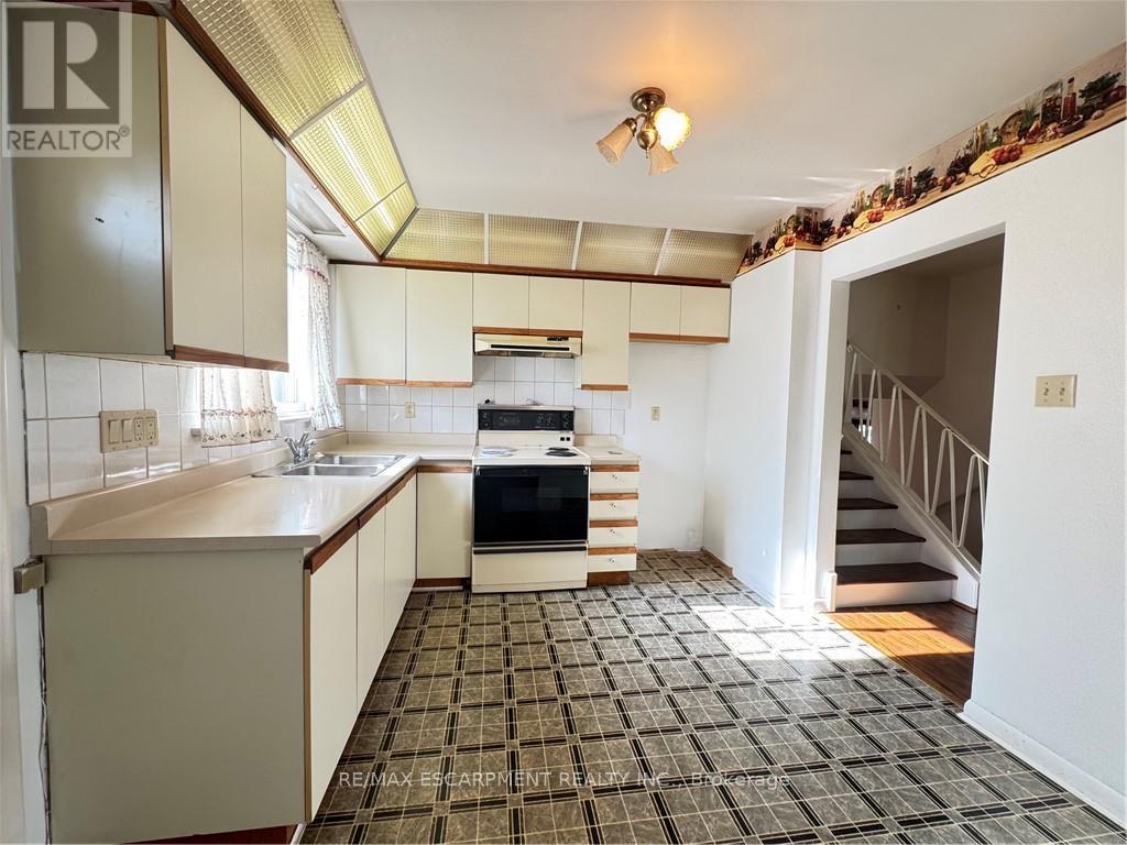 176 Laurier Avenue, Hamilton (Buchanan), Ontario  L9C 3S6 - Photo 6 - X12397540