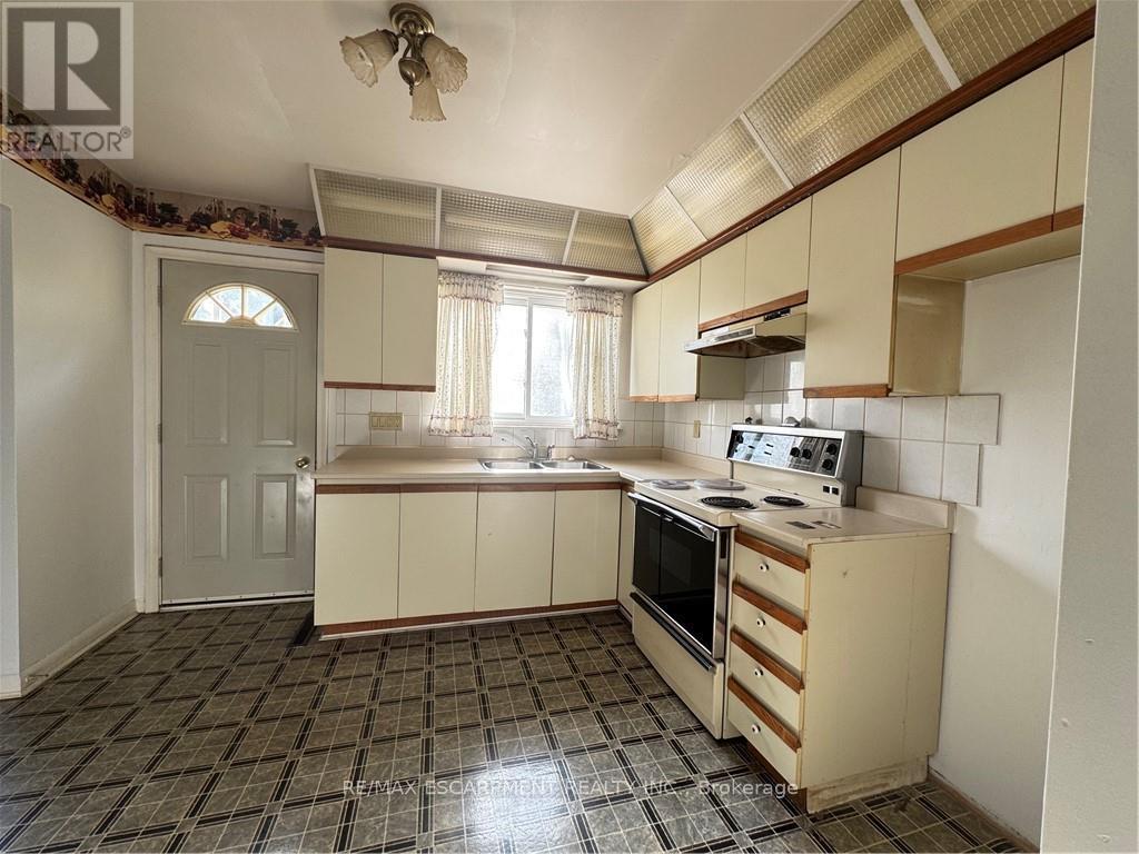 176 Laurier Avenue, Hamilton (Buchanan), Ontario  L9C 3S6 - Photo 7 - X12397540