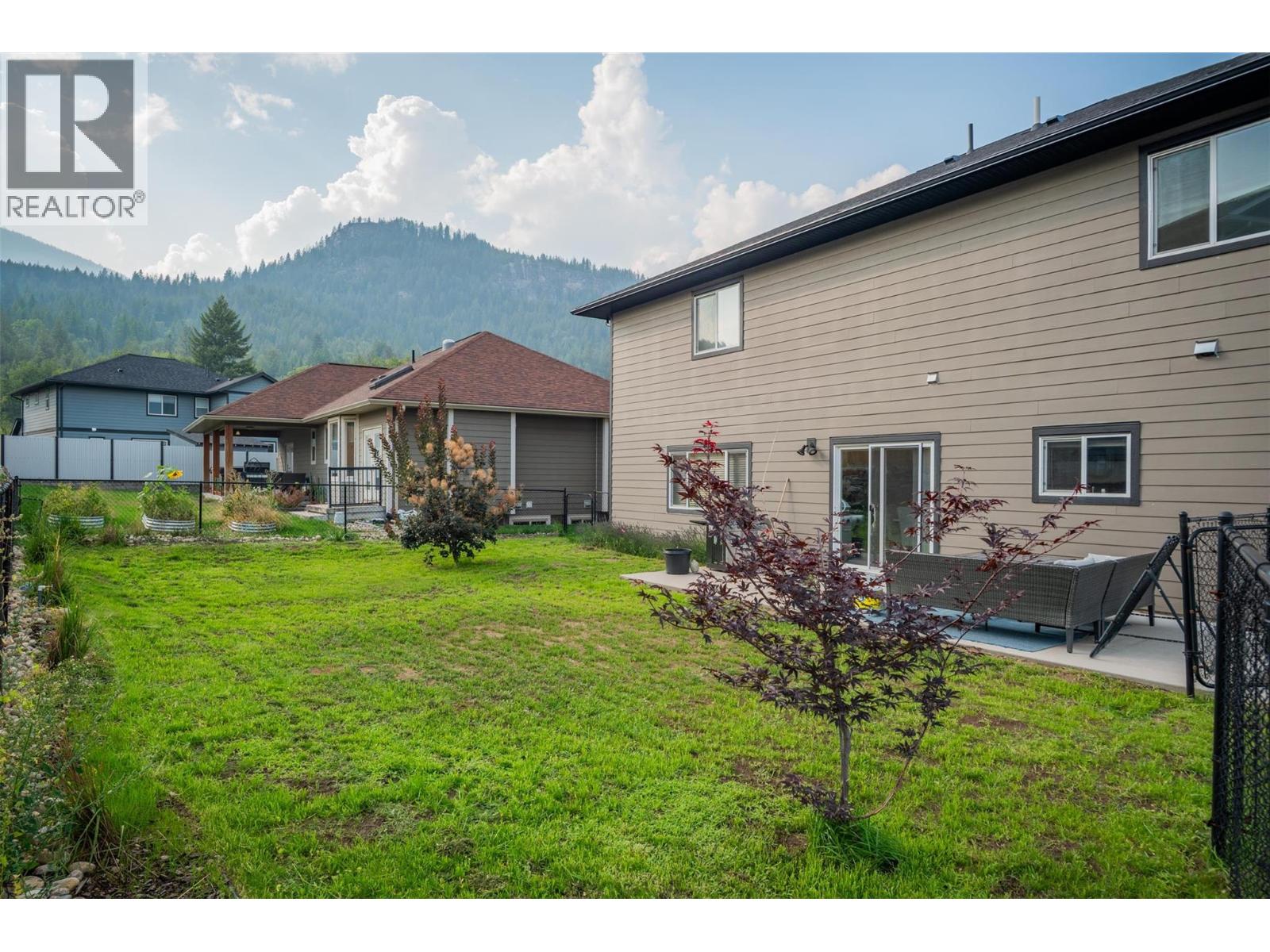 3904 Grandview Drive, Castlegar, British Columbia  V1N 4X9 - Photo 2 - 10357189
