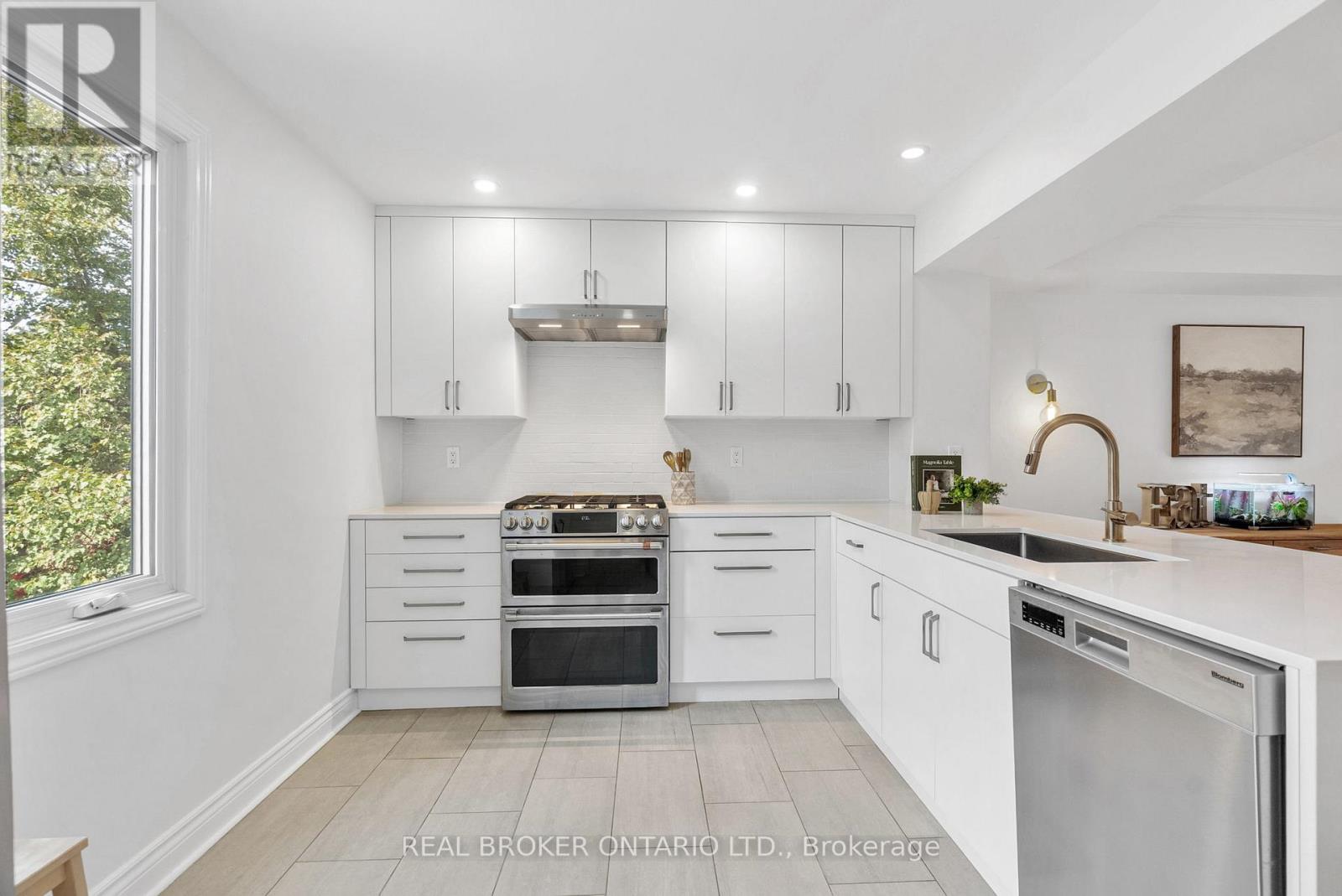 2 - 655 Richmond Road, Ottawa, Ontario  K2A 3Y3 - Photo 18 - X12397692