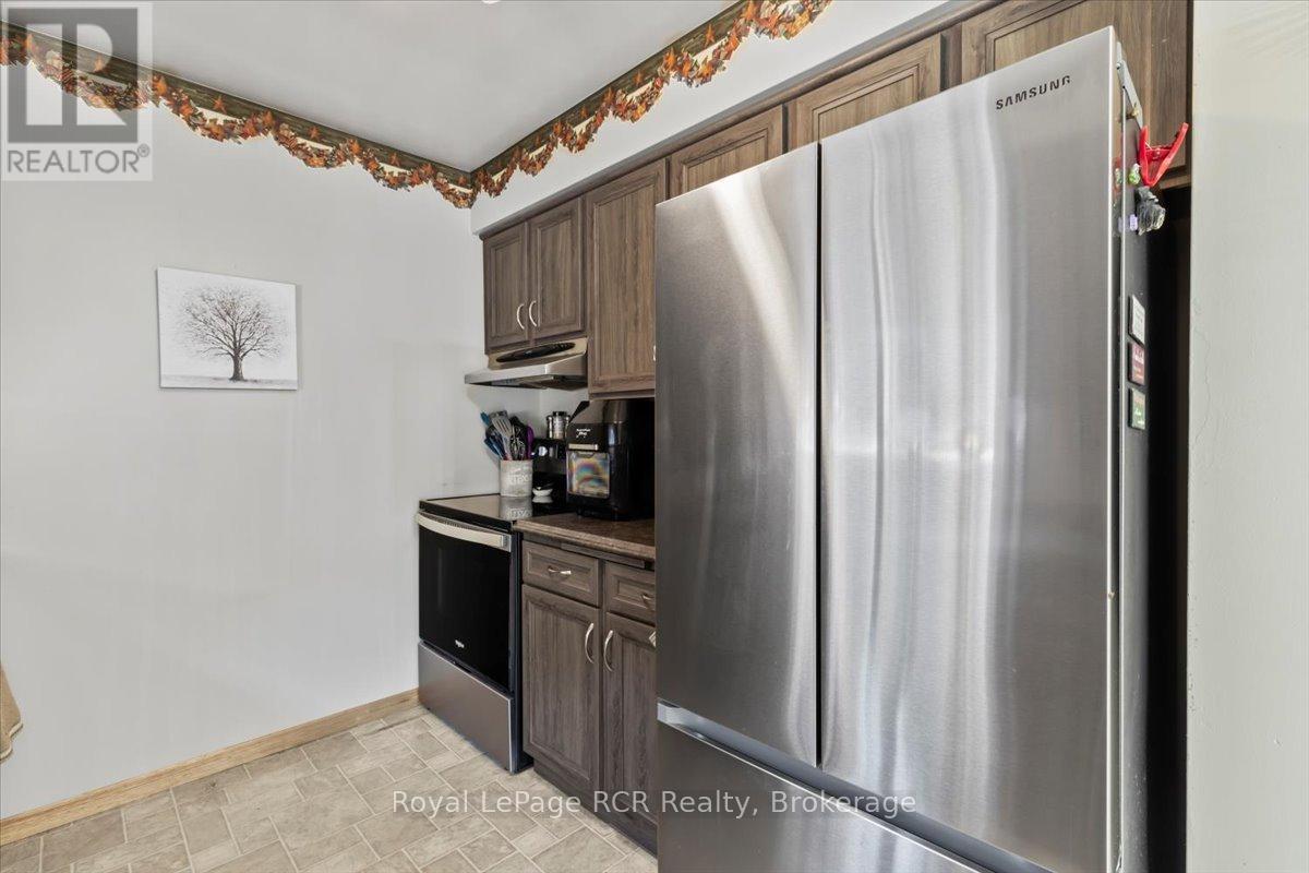 543 19th Avenue, Hanover, Ontario  N4N 3G4 - Photo 9 - X12397841
