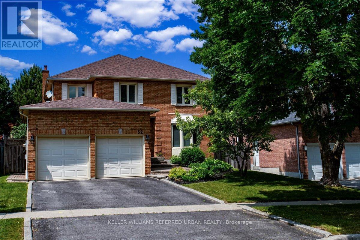32 NELSON CIRCLE, Newmarket, Ontario