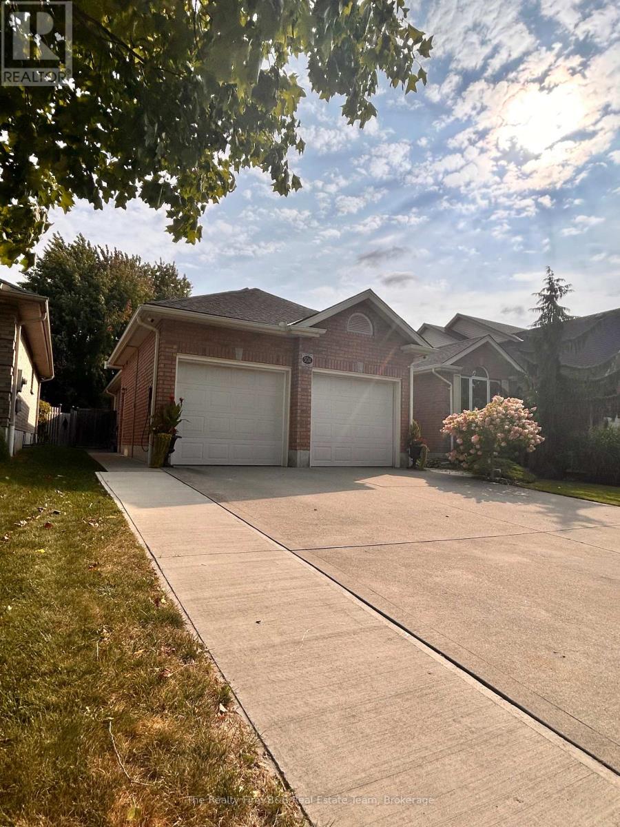 504 Crestwood Court, Woodstock, Ontario  N4T 1V3 - Photo 3 - X12397746