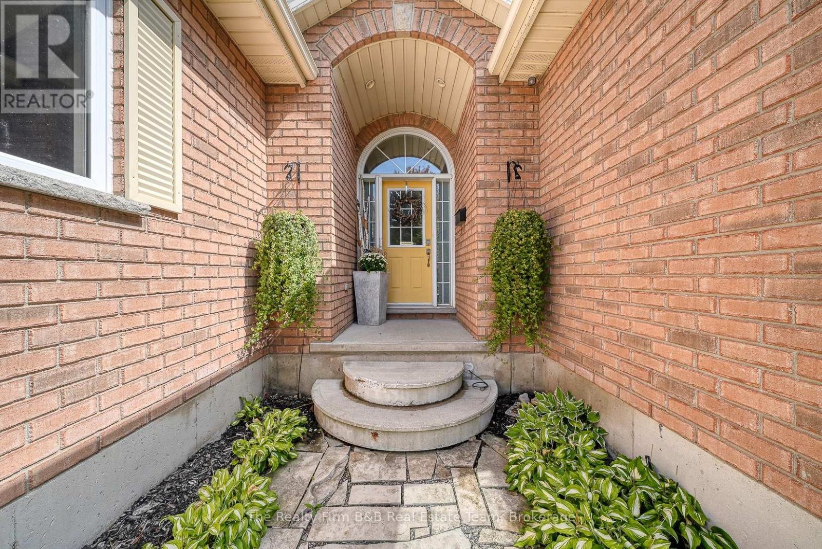 504 Crestwood Court, Woodstock, Ontario  N4T 1V3 - Photo 4 - X12397746