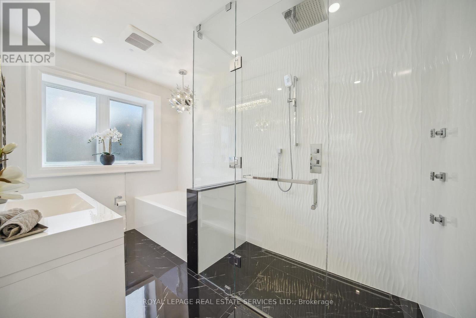 1489 Rogerswood Court, Mississauga (Lorne Park), Ontario  L5J 1R7 - Photo 37 - W12397628