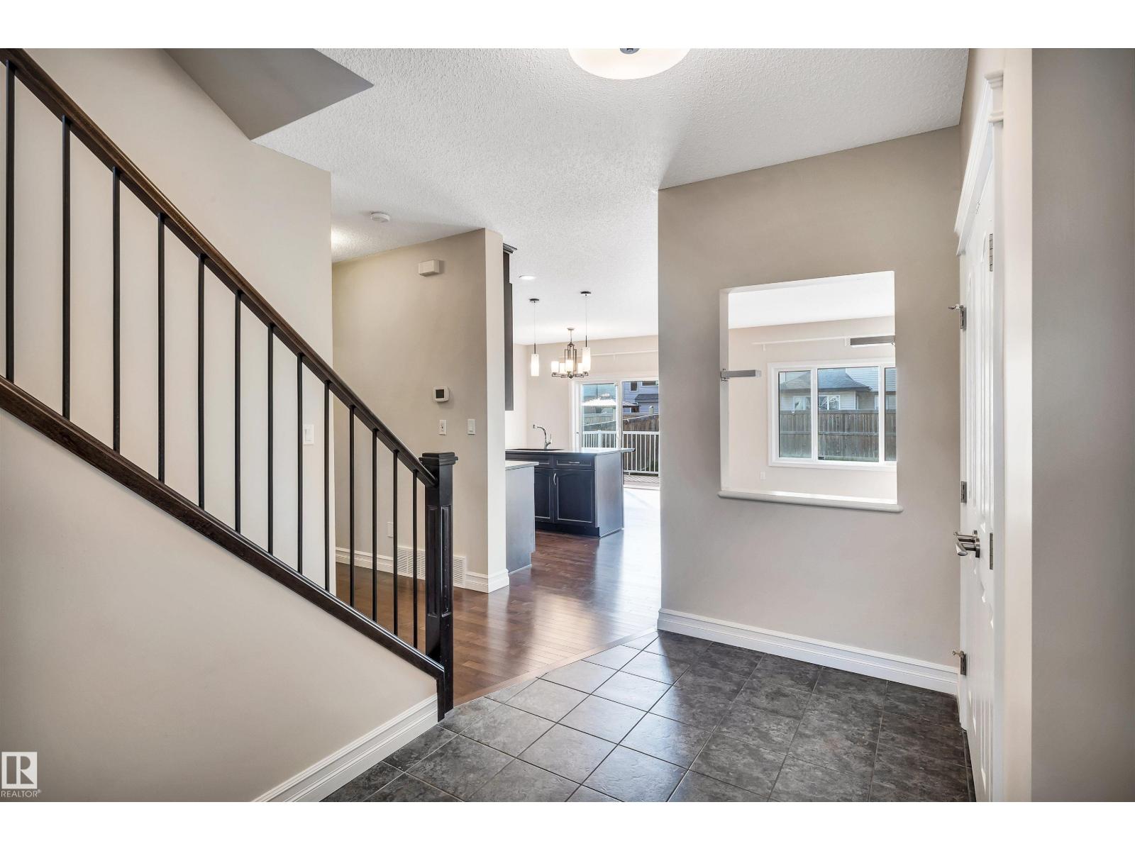 15827 10 Av Sw, Edmonton, Alberta  T6W 2H2 - Photo 3 - E4457269