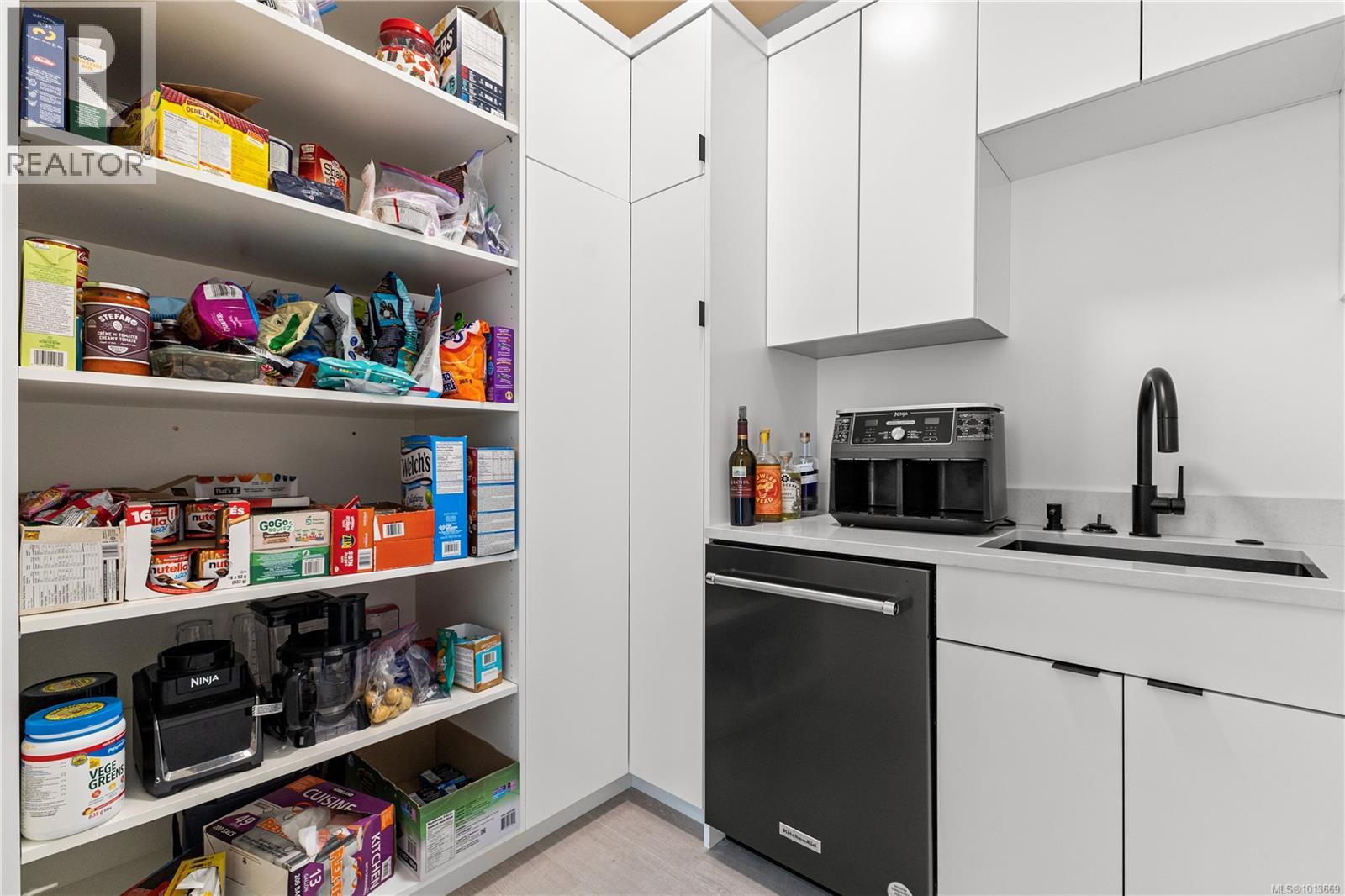 Property at 1046 Golden Spire Cres image 2