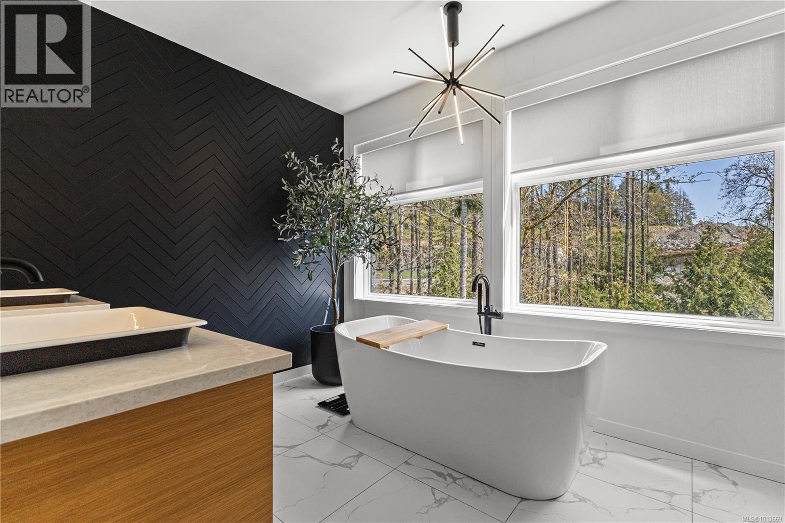 Property at 1046 Golden Spire Cres image 4