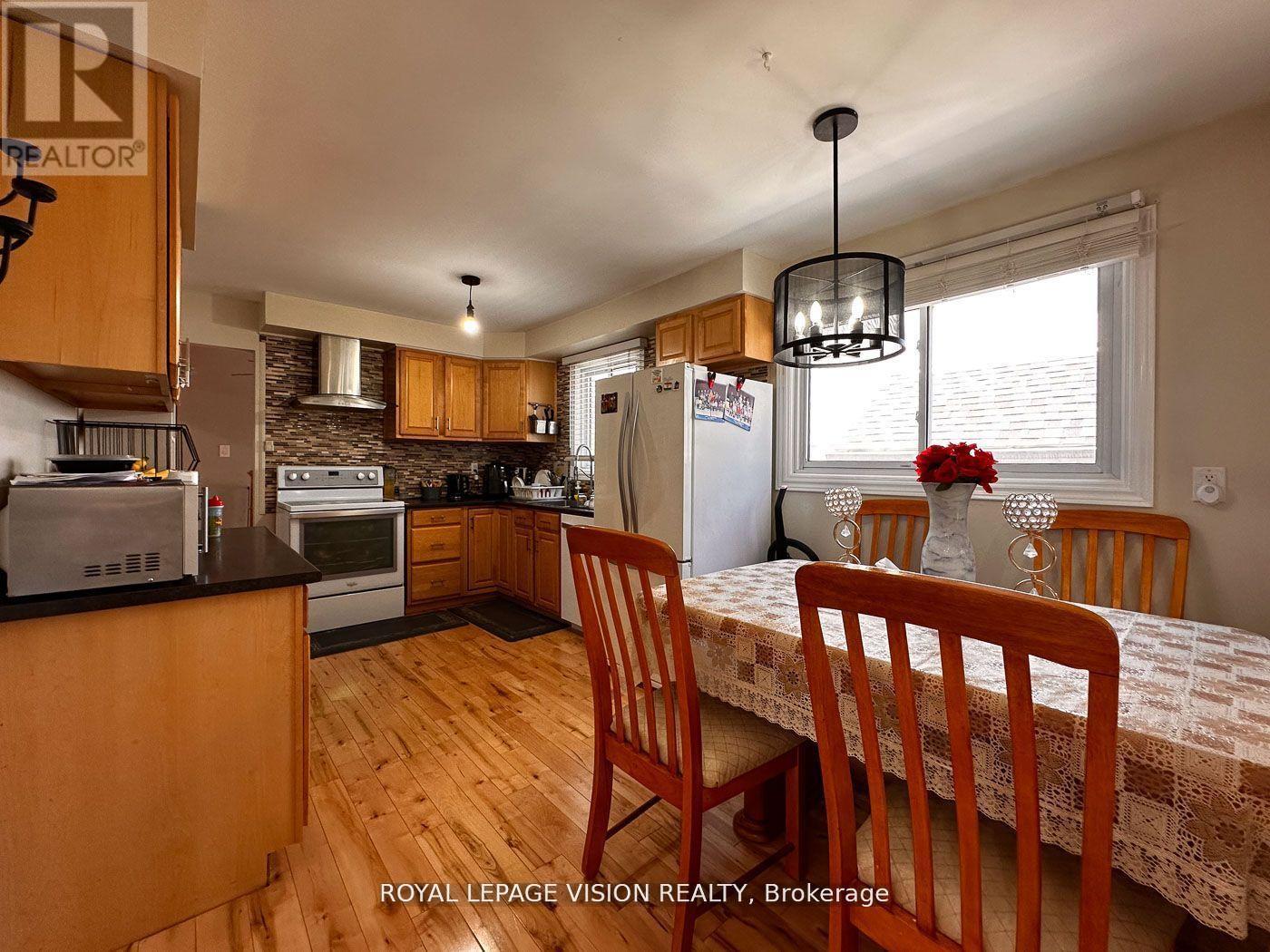 32 Goldring Drive, Whitby, Ontario  L1P 1C1 - Photo 5 - E12397864